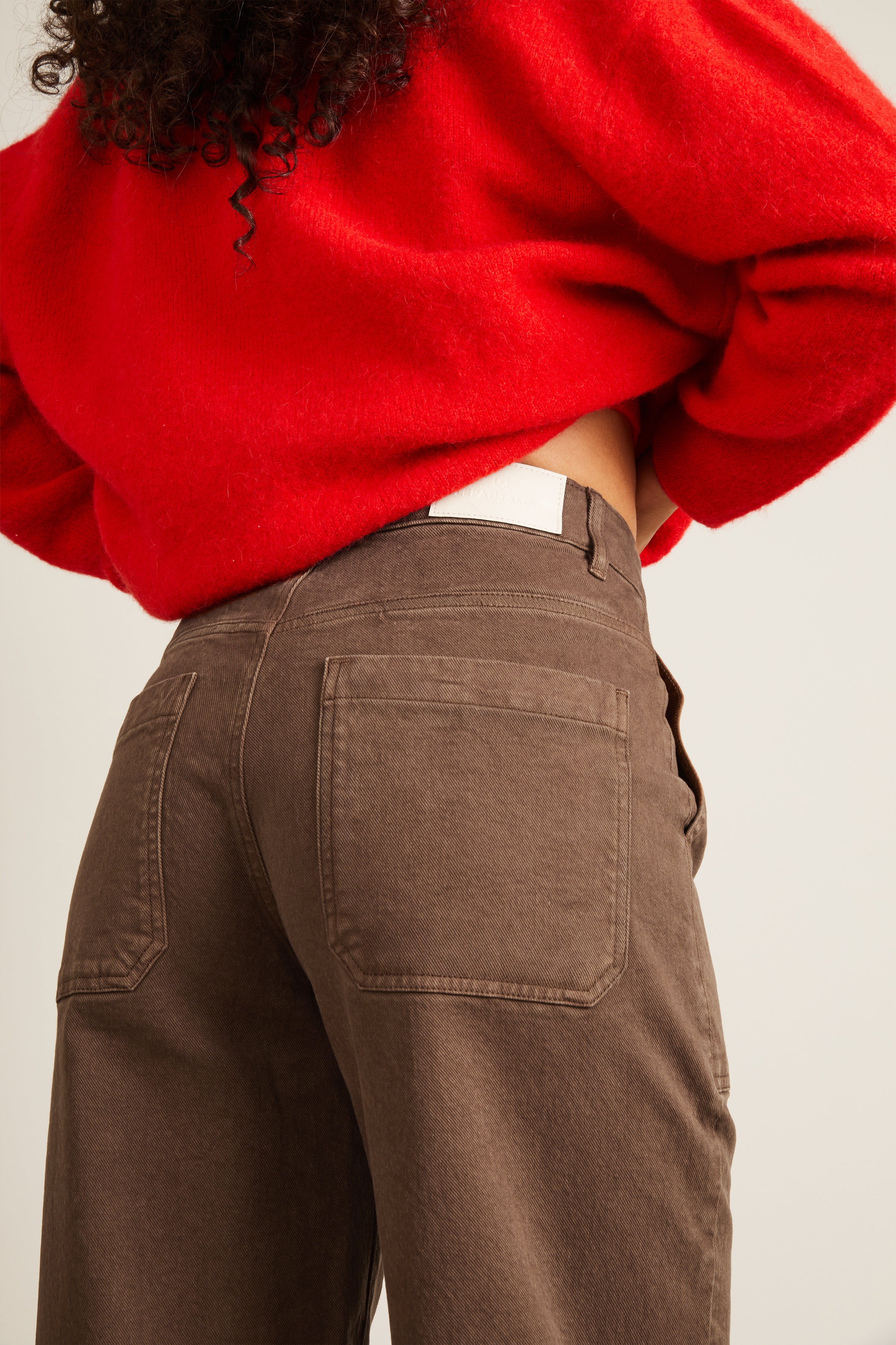 le-pantalon-jeans-femme-jean-balloon-marron-coton-recycl image 4