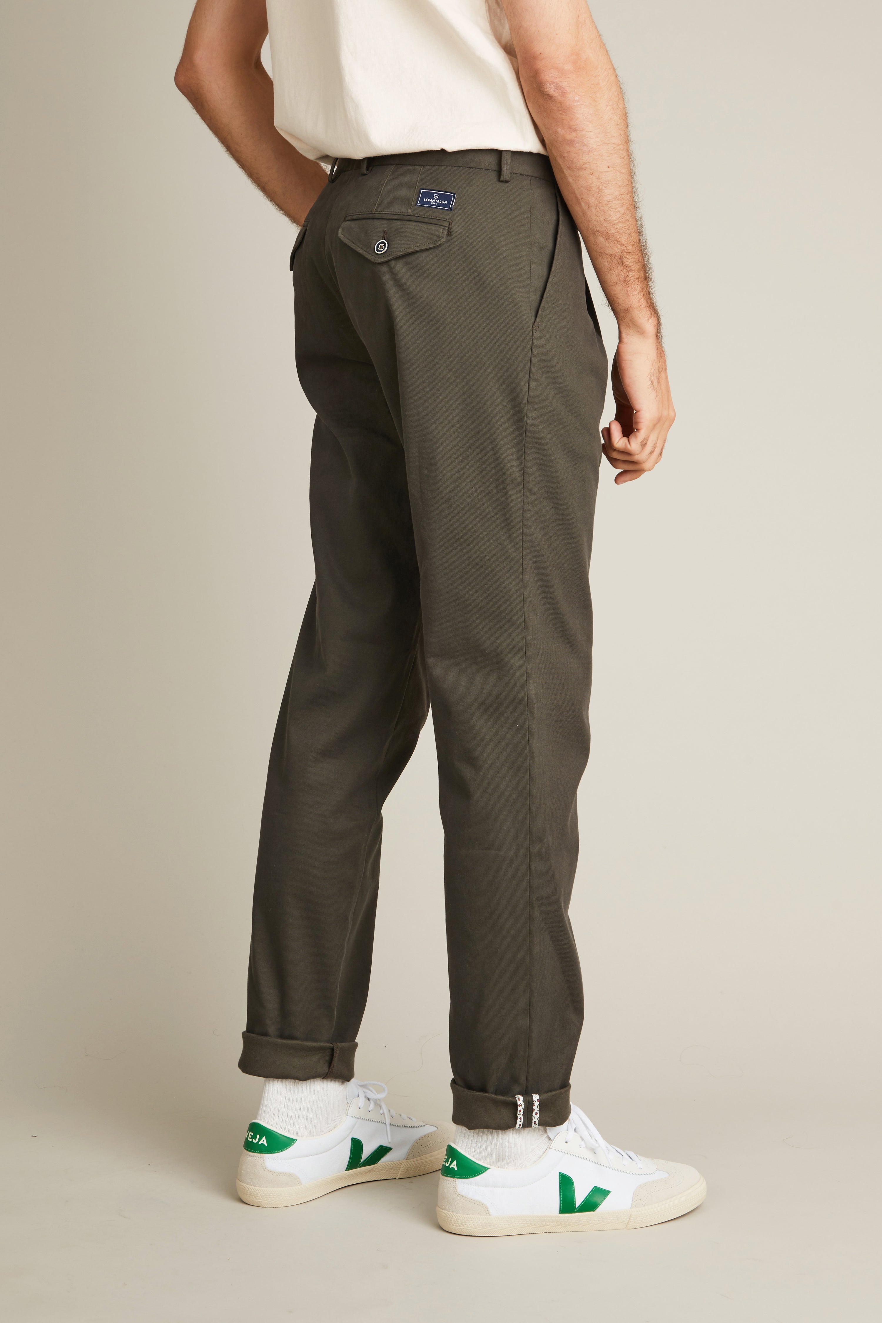 le-pantalon-chino-pinces-kaki-coton-coupe-carotte-homme image 4