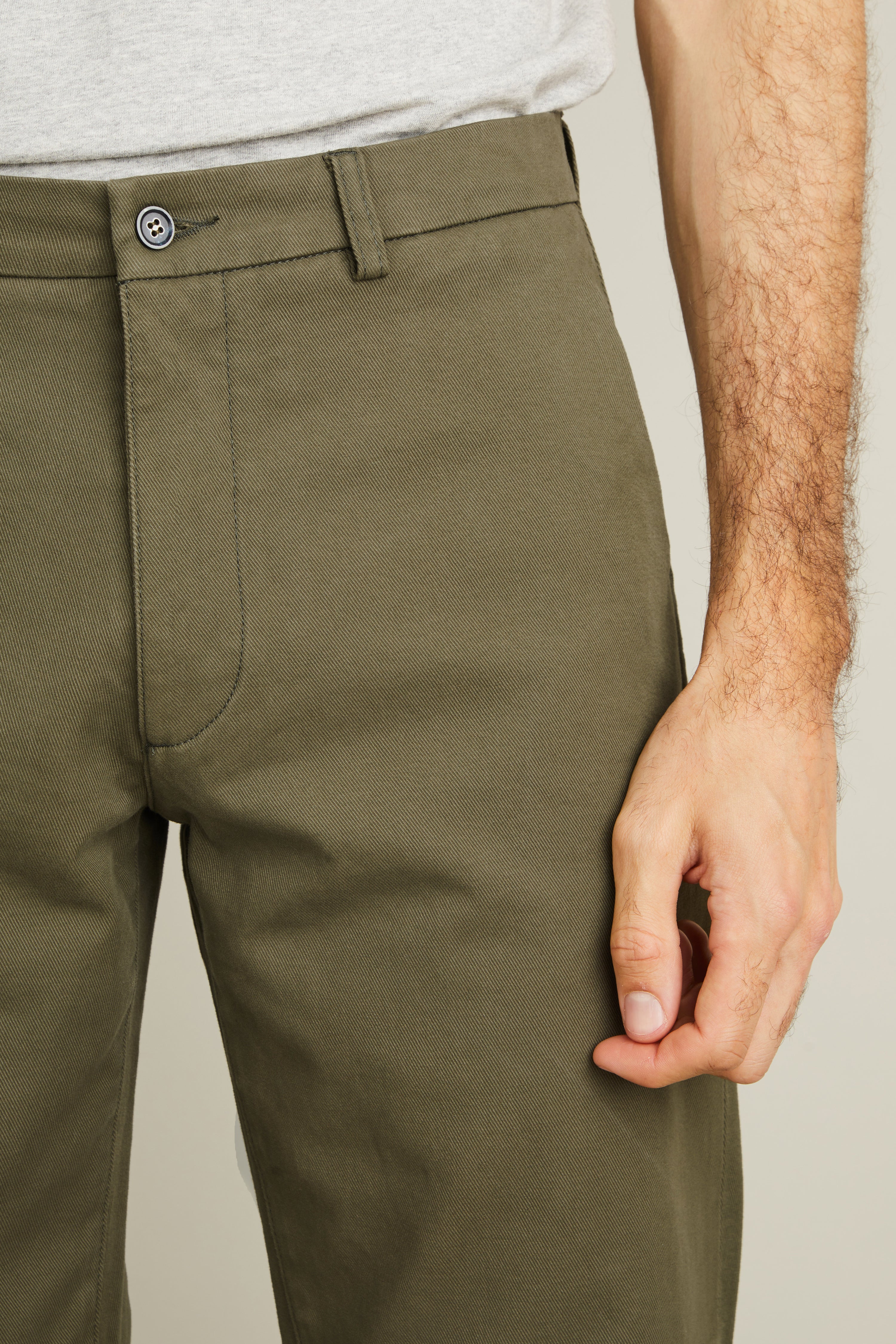 le-pantalon-droit-chino-homme-kaki-coton-coupe-droite image 2
