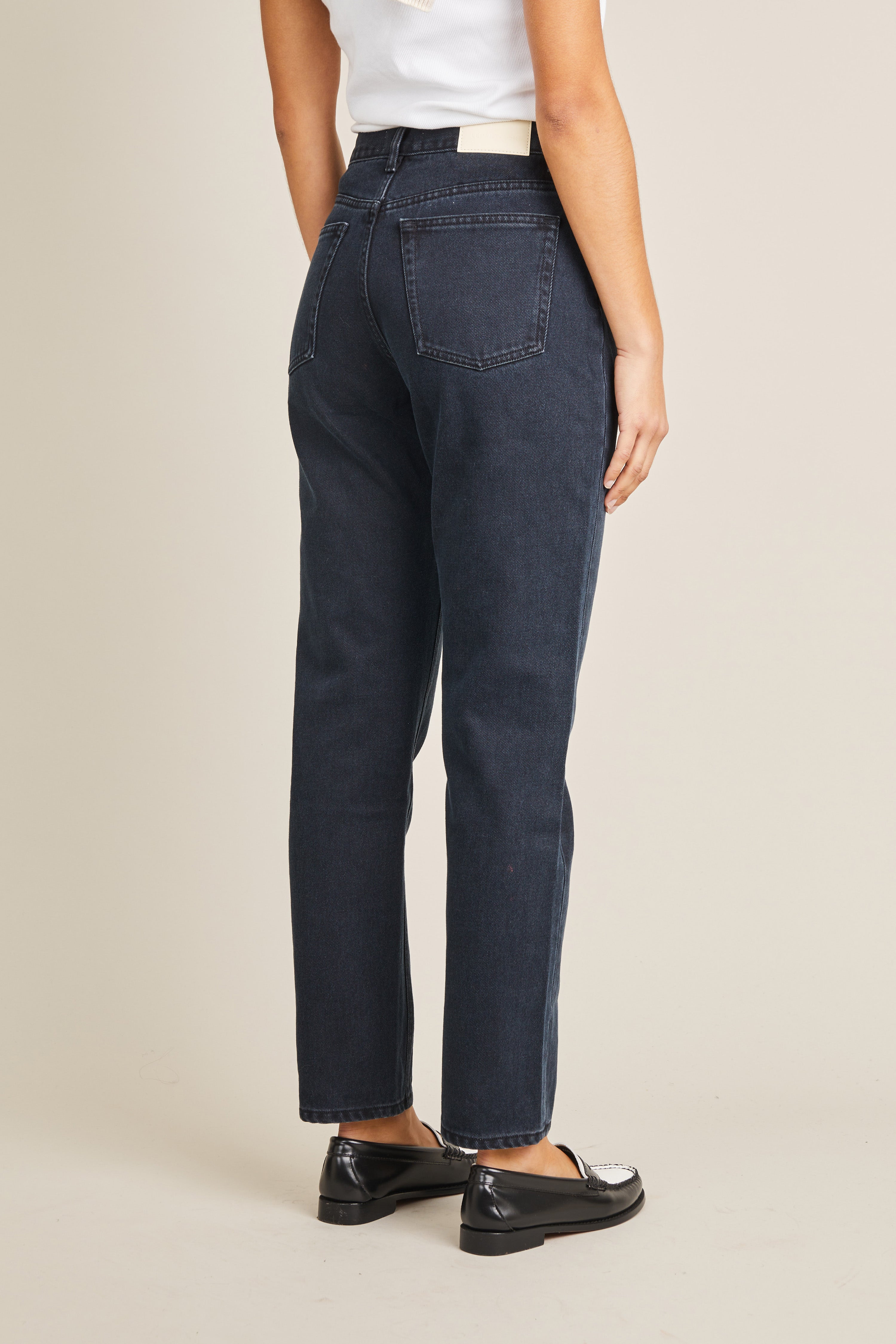 le-pantalon-jean-droit-noir-v1-taille-haute-coton-bio image 4