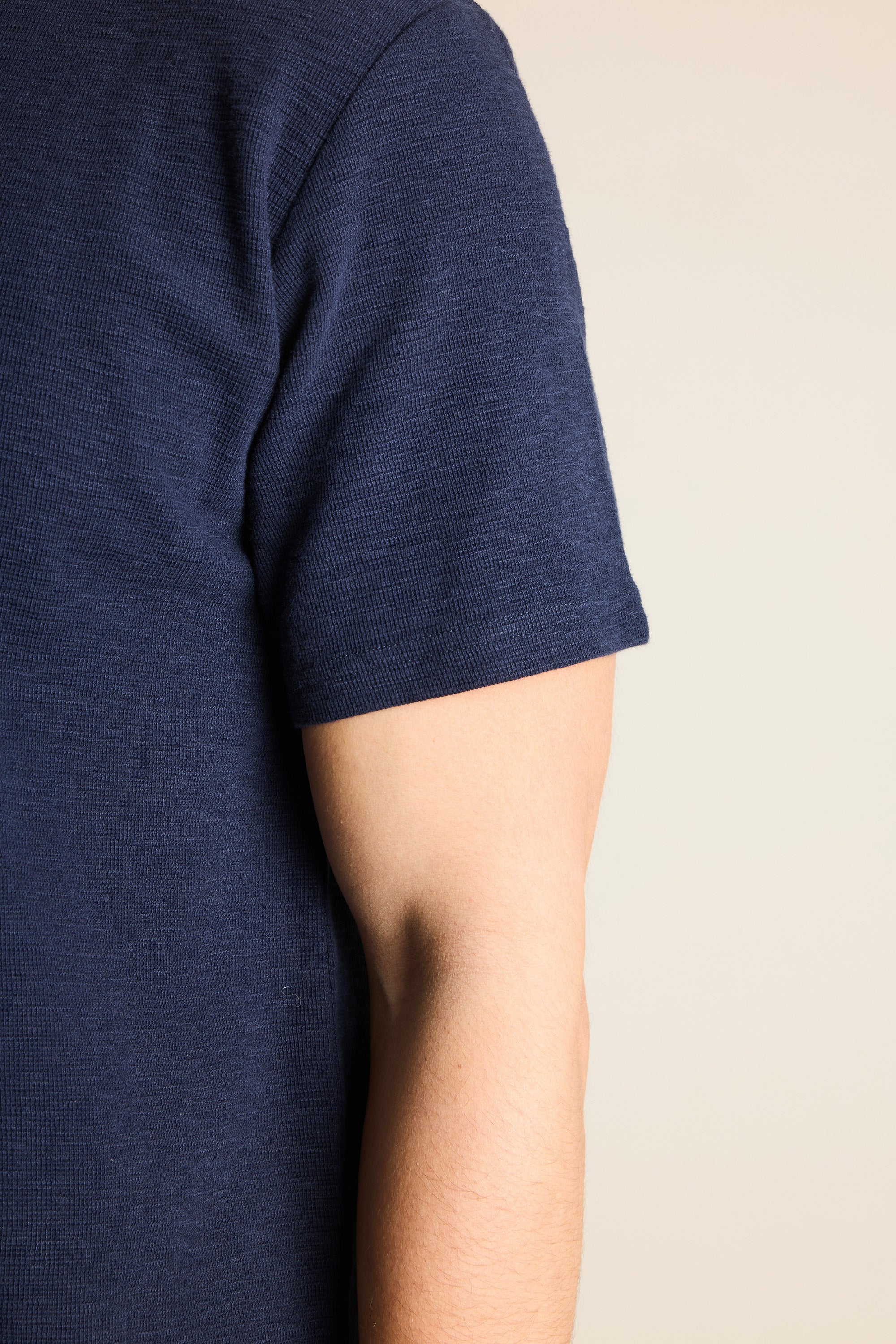 le-pantalon-t-shirts-homme-henley-t-shirt-bleu-marine-coton image 6