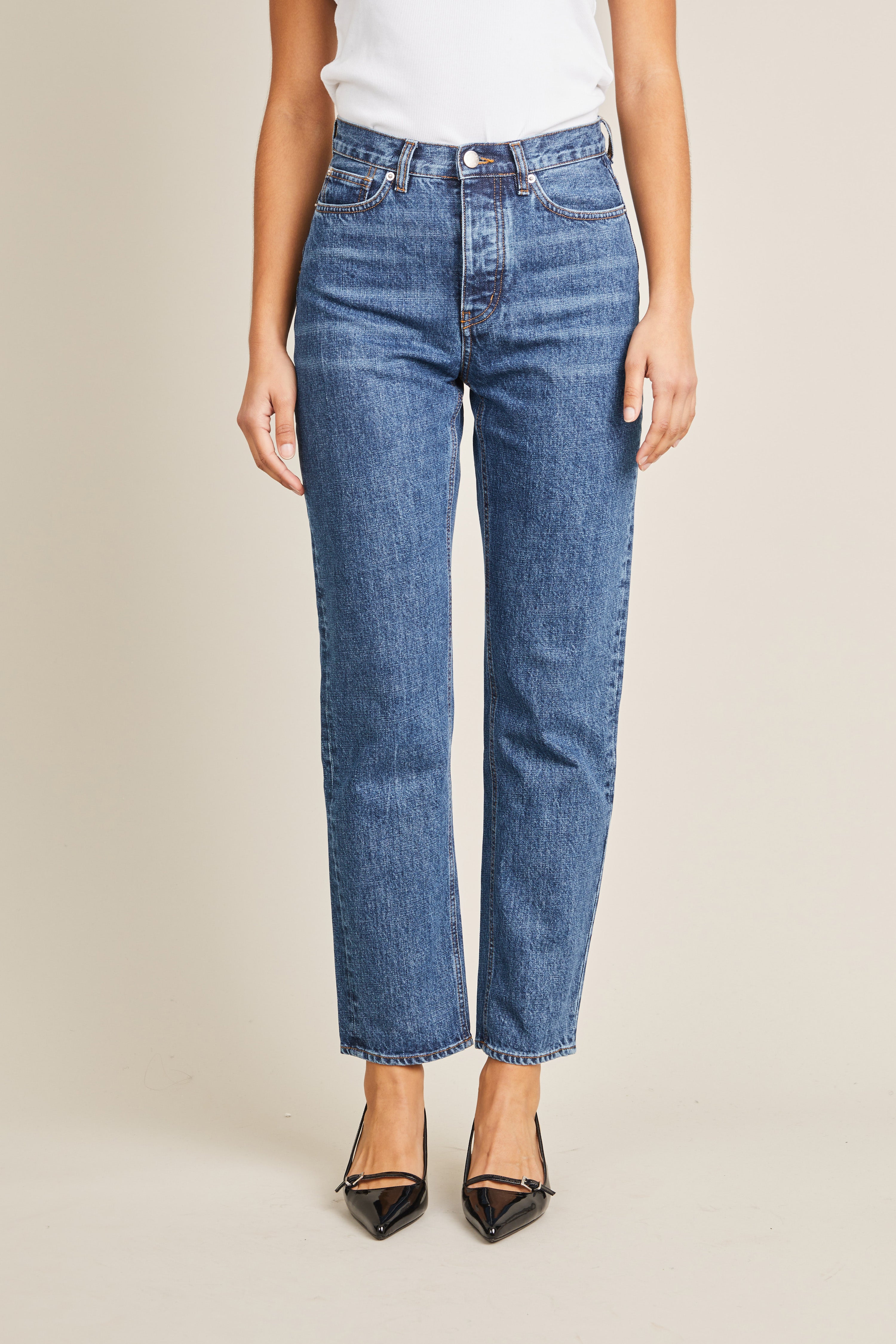le-pantalon-jean-droit-bleu-v1-taille-haute-coton-bio image 1