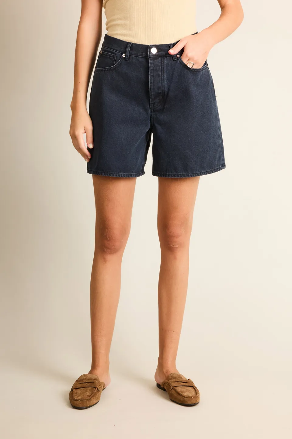 le-pantalon-shorts-et-jupes-femme-short-jean-noir-bermuda-coton image 1