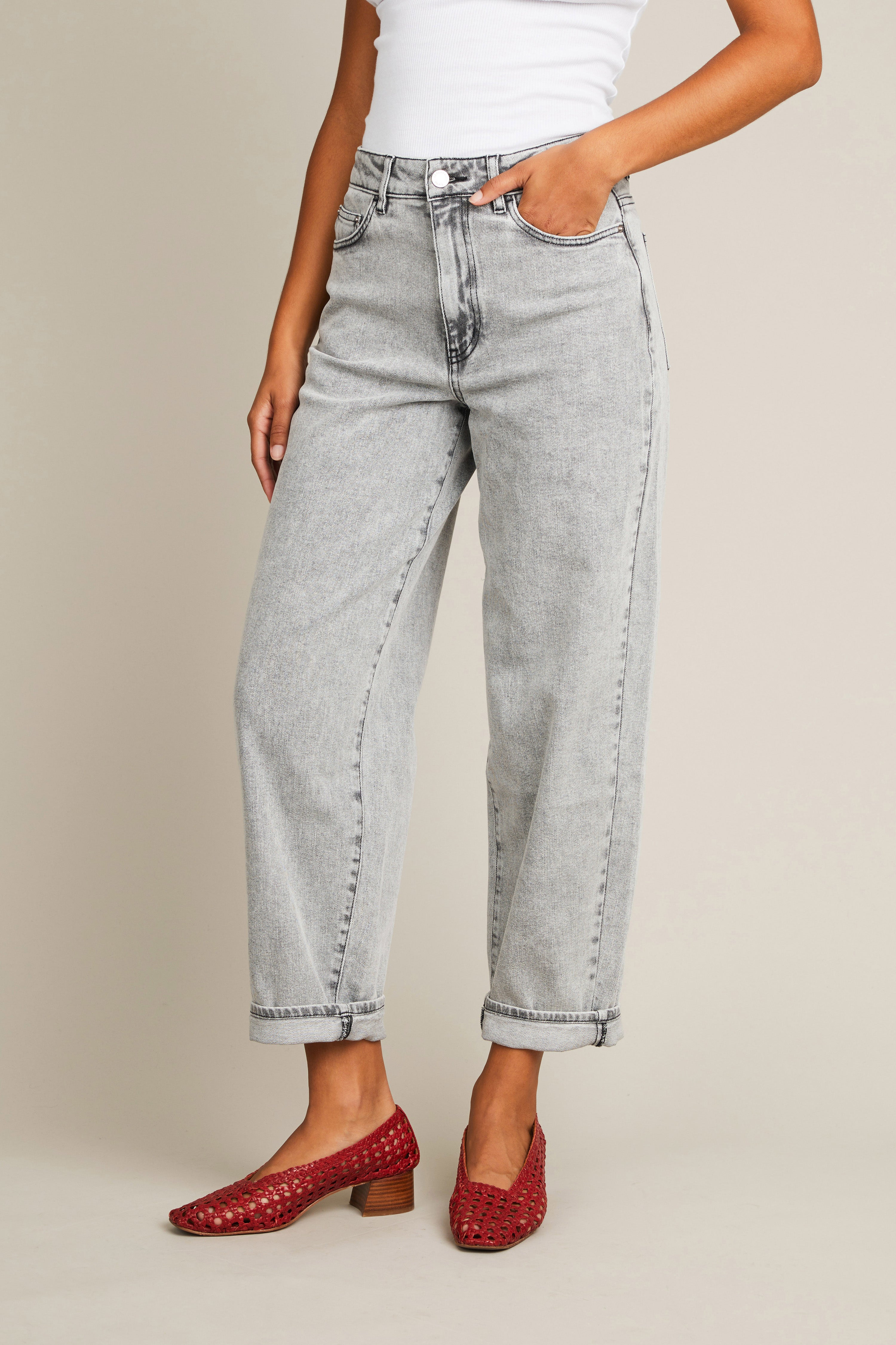 le-pantalon-balloon-jean-femme-noir-snow-black-coton-recycl image 6
