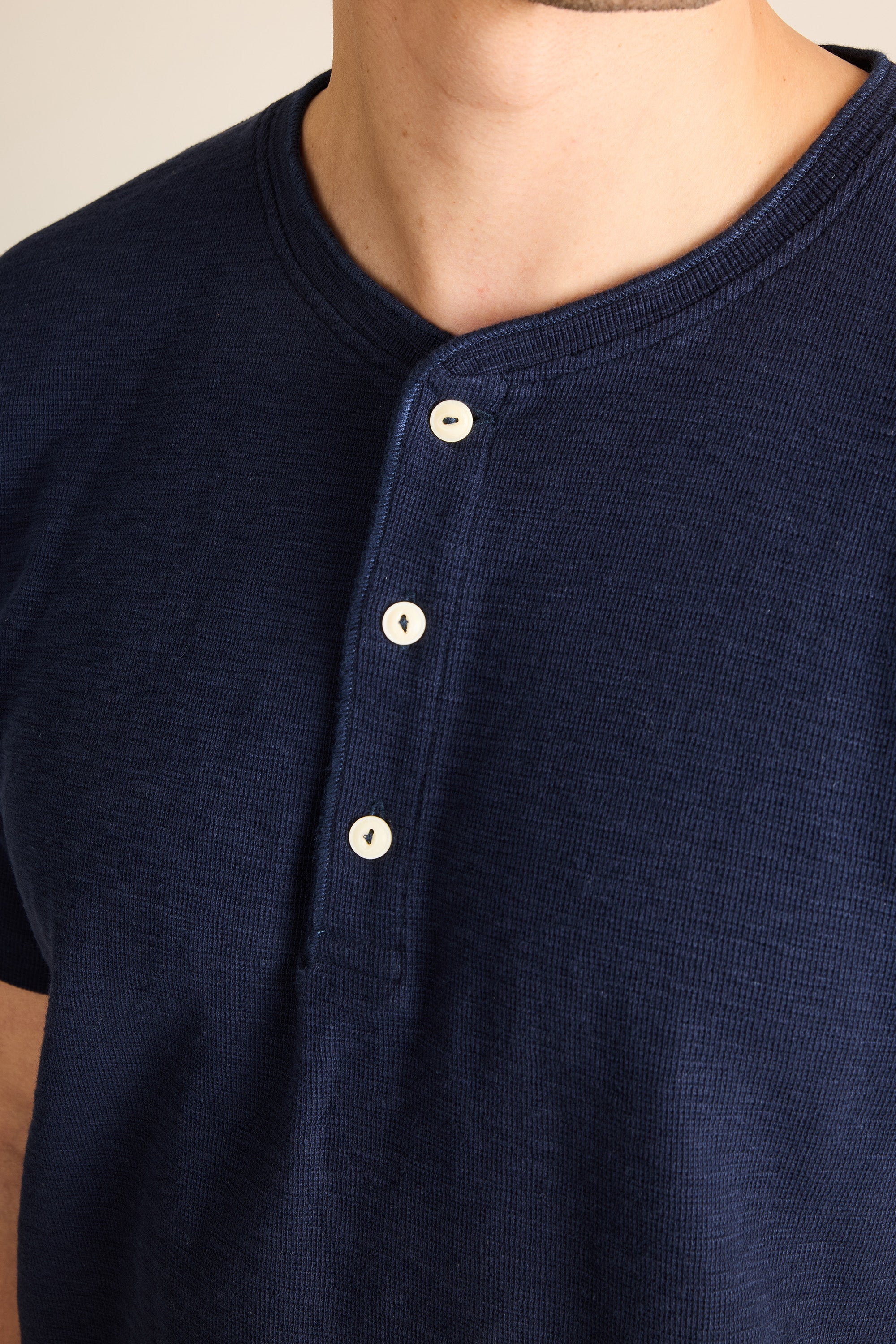 le-pantalon-t-shirts-homme-henley-t-shirt-bleu-marine-coton image 2
