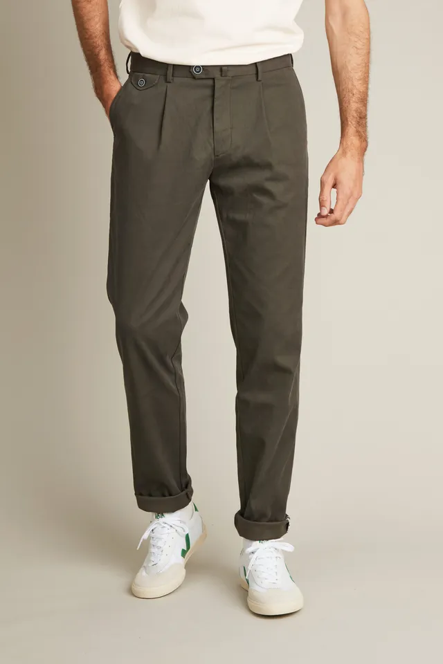 le-pantalon-chino-pinces-kaki-coton-coupe-carotte-homme image 1