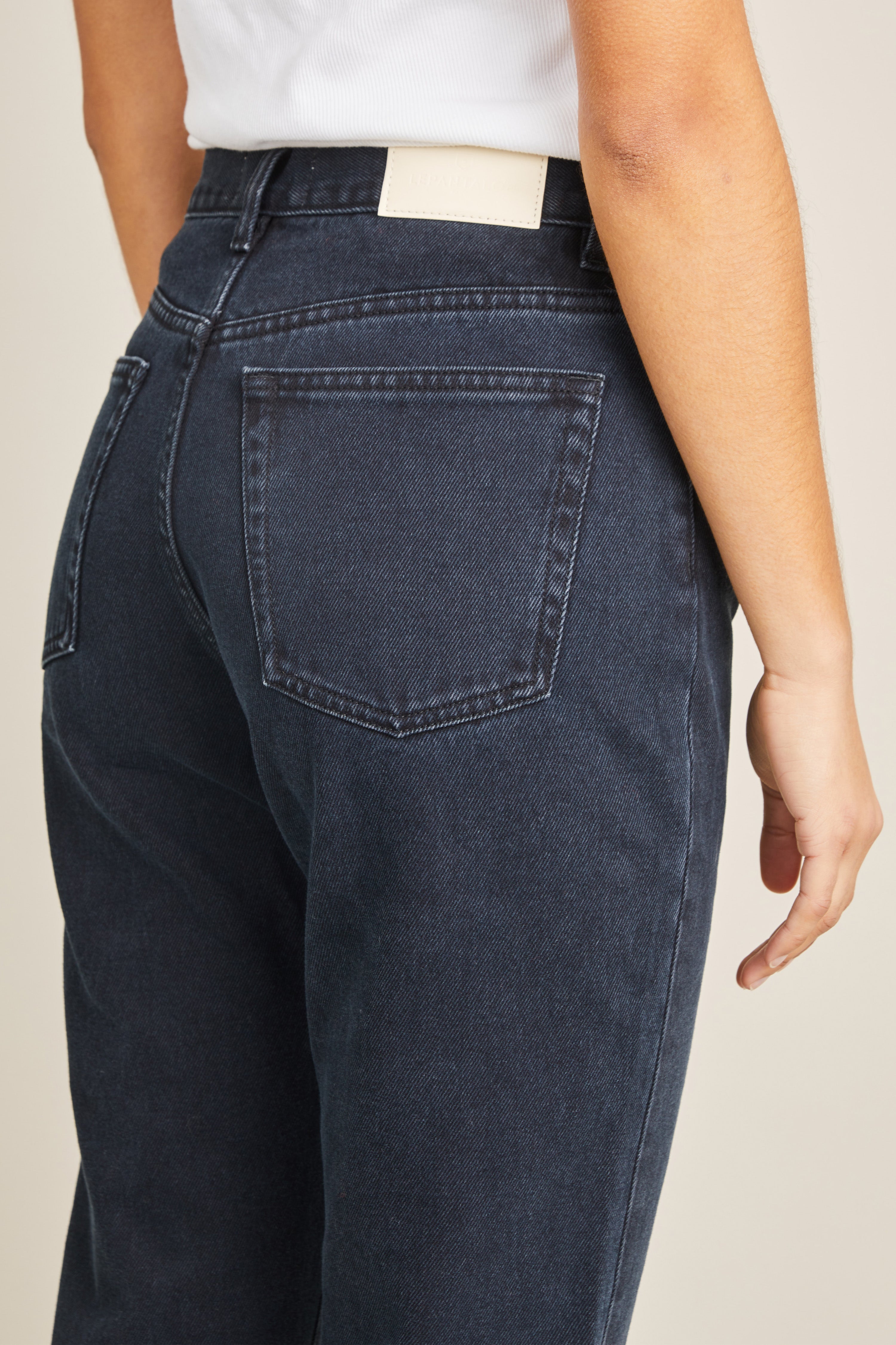 le-pantalon-jean-droit-noir-v1-taille-haute-coton-bio image 2