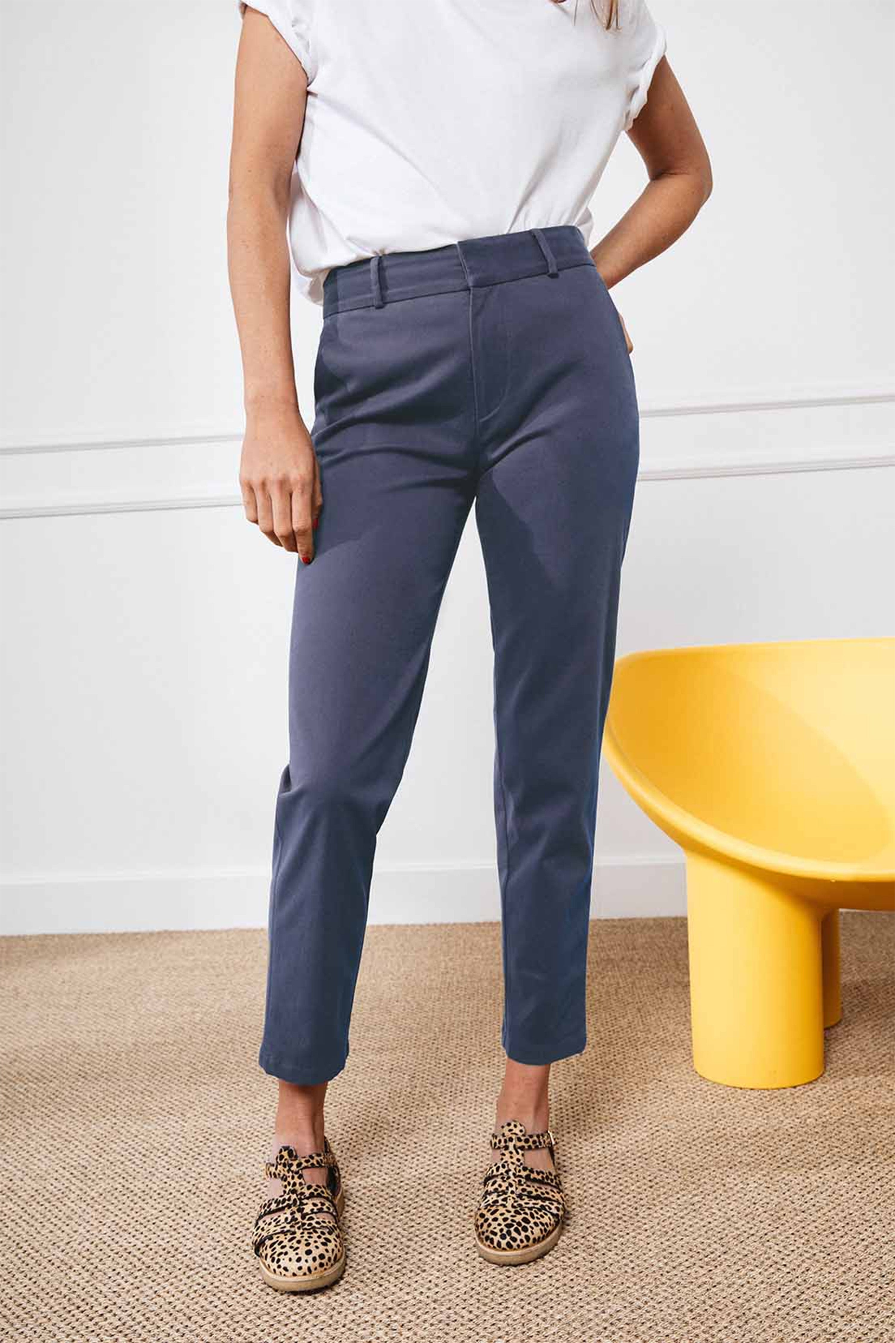le-pantalon-chino-bleu-lavande-pantalon-femme-carotte image 4