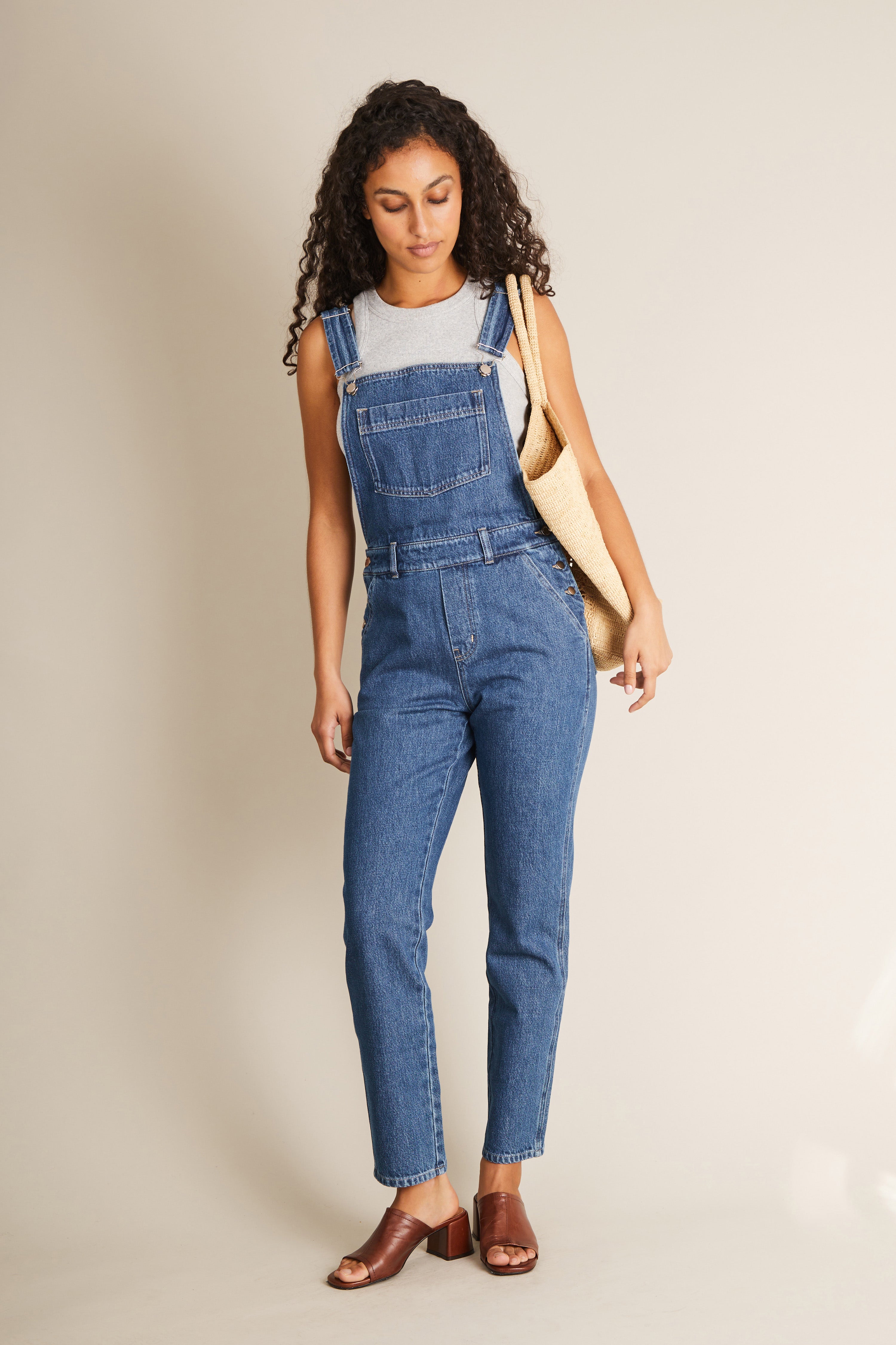 le-pantalon-salopette-bleue-salopette-femme-coton-bio image 4