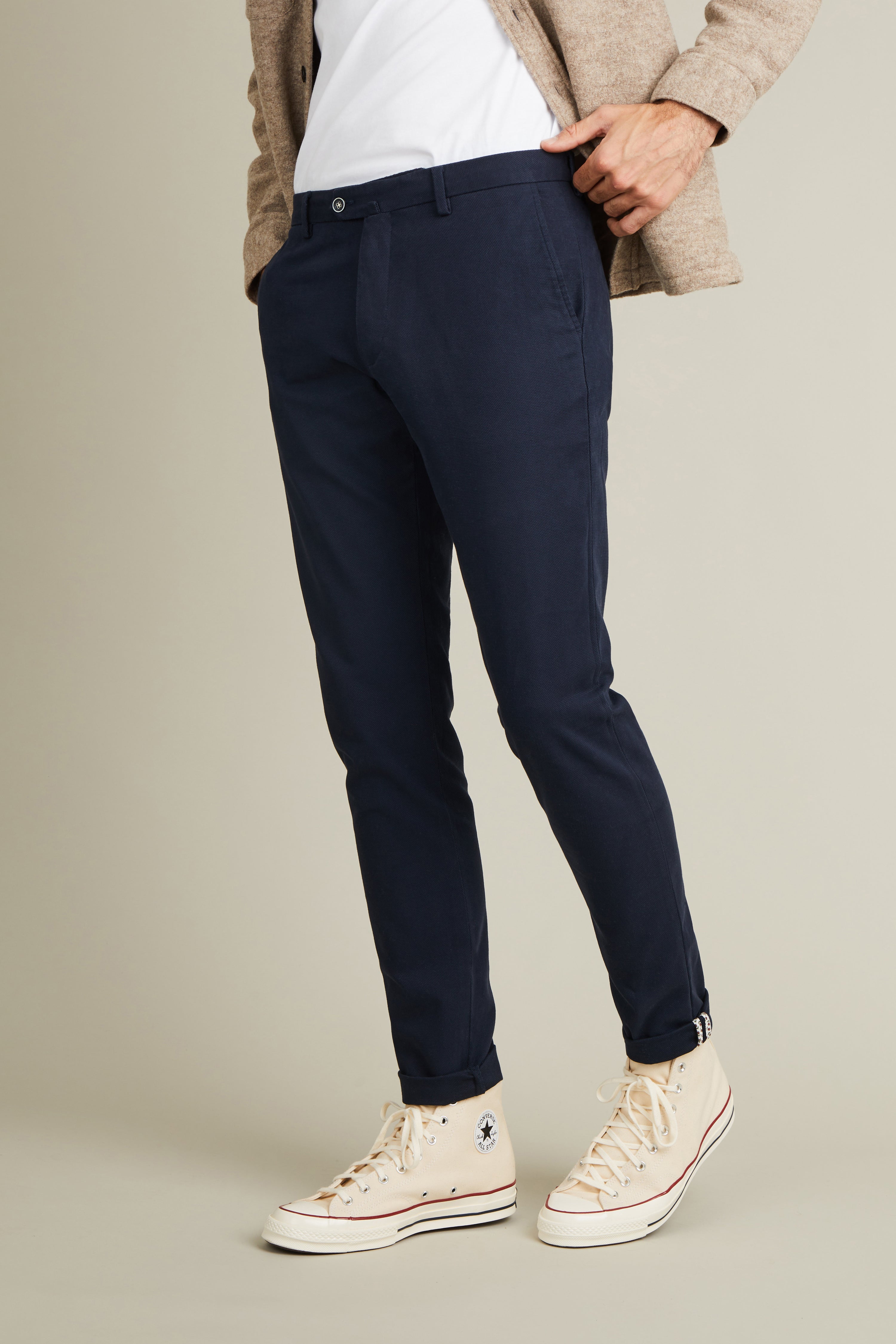 le-pantalon-chinos-homme-chino-bleu-marine-textur image 4