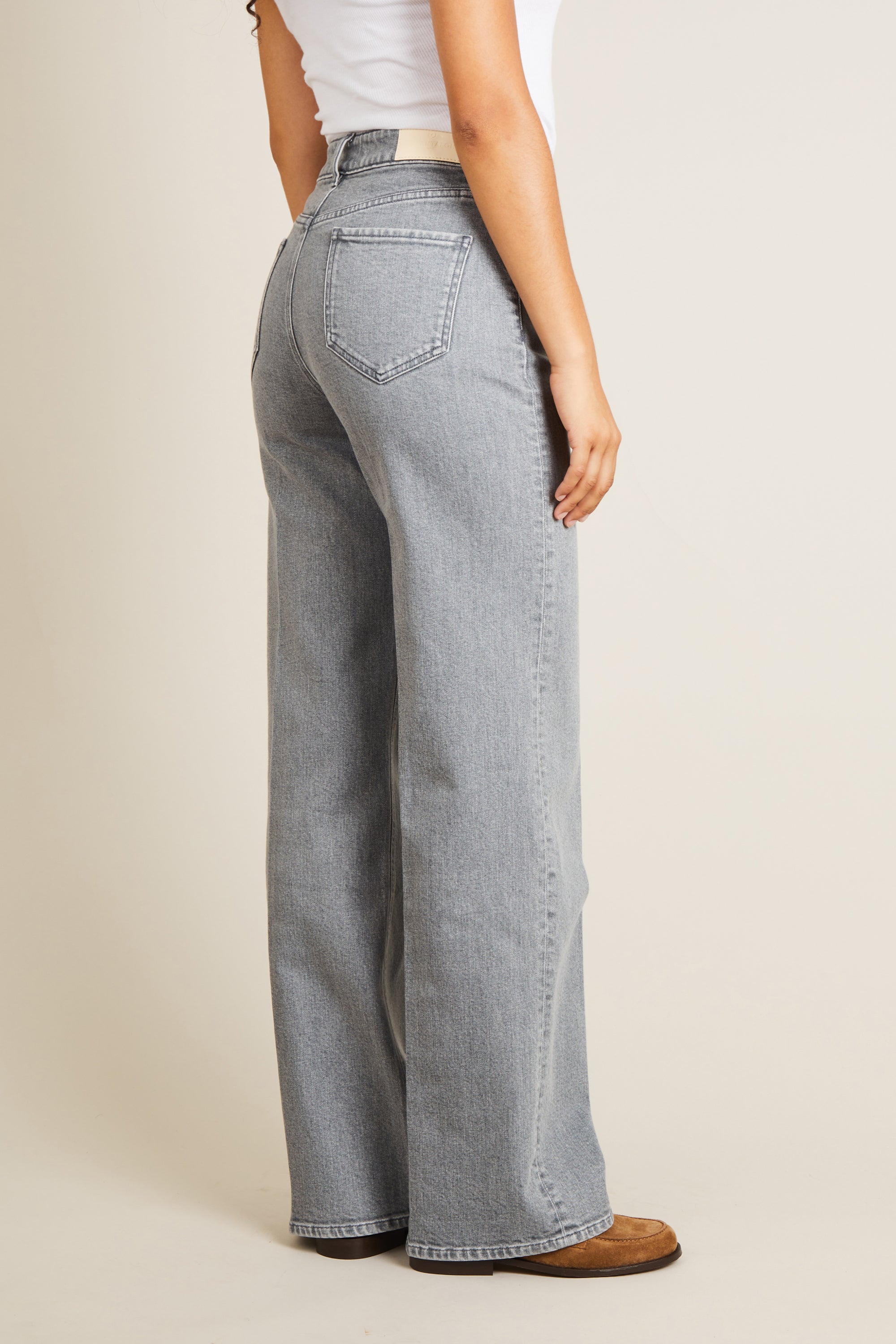 le-pantalon-jeans-femme-wideleg-jean-gris-taille-haute image 8