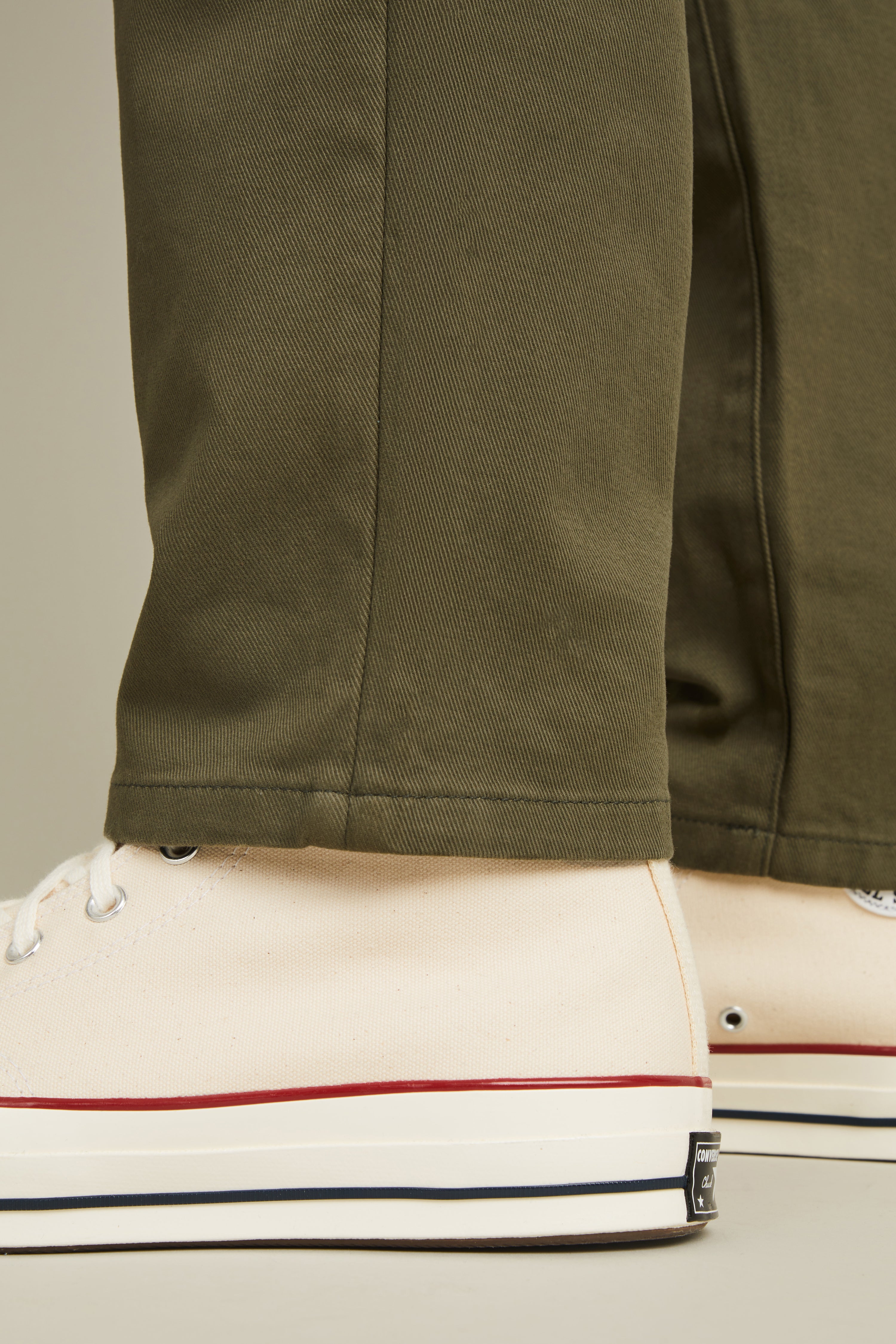 le-pantalon-droit-chino-homme-kaki-coton-coupe-droite image 6