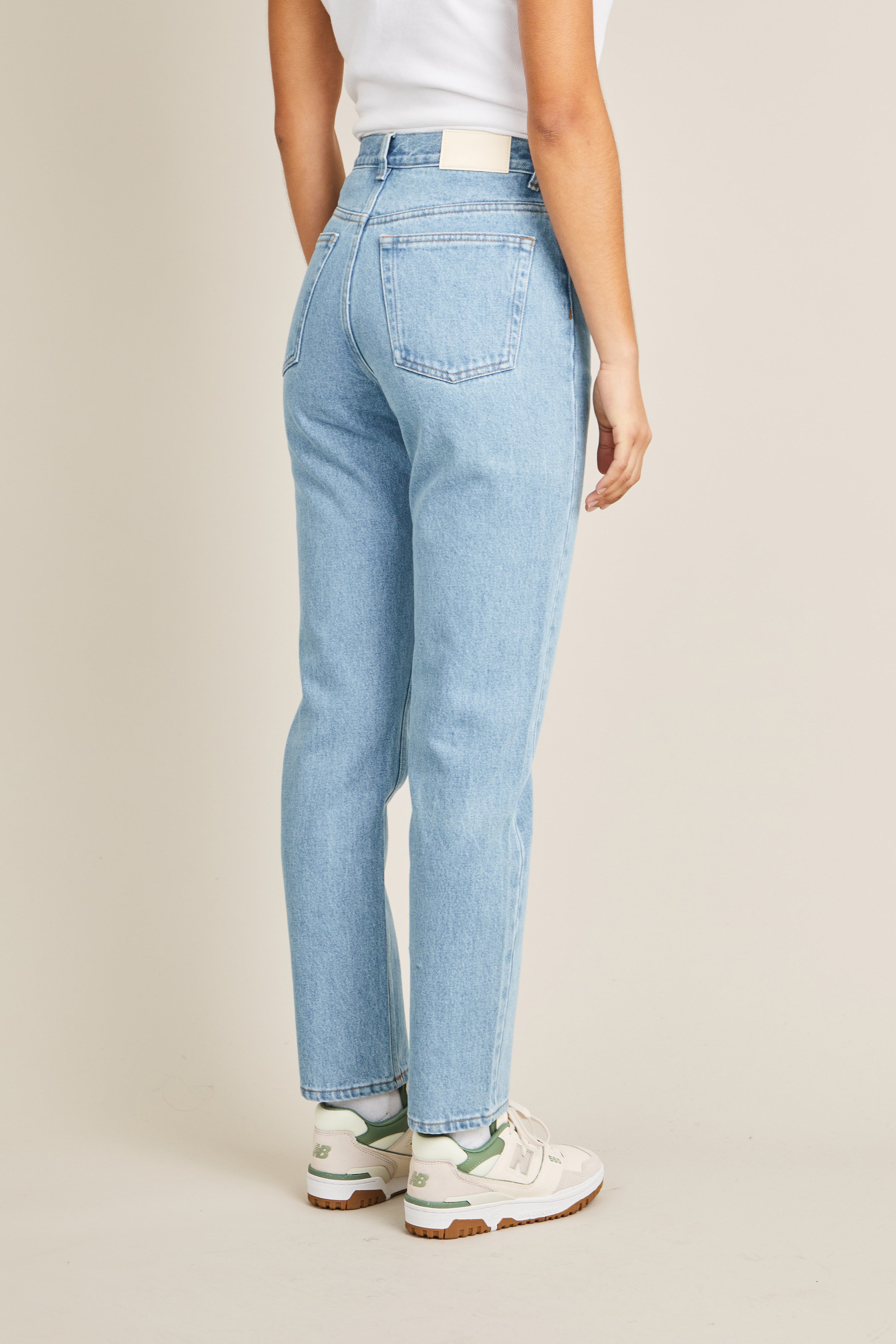 le-pantalon-jean-droit-bleached-v1-jean-homme-42 image 4