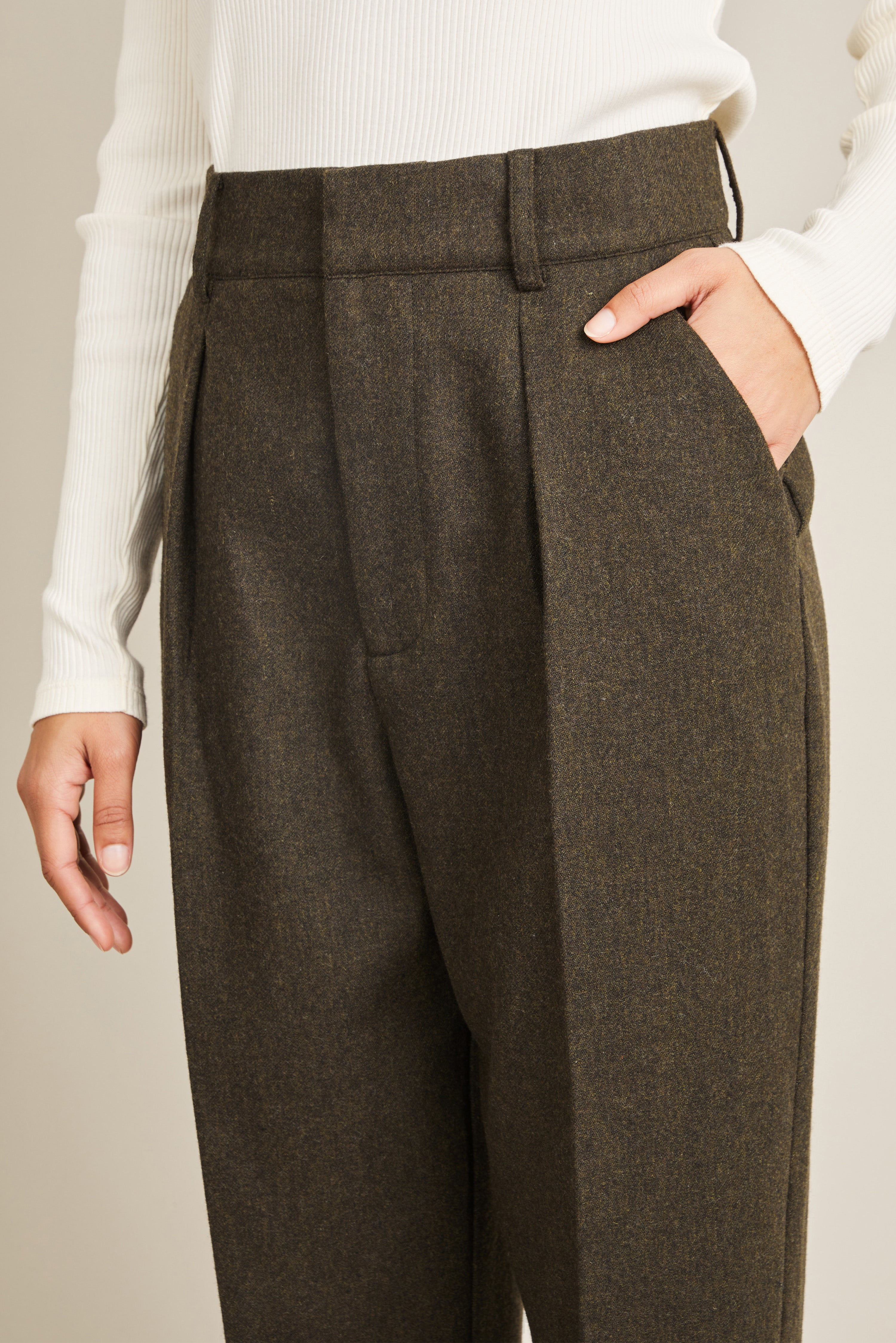 le-pantalon-flanelle-cigarette-olive-pantalon-laine-chaud image 8