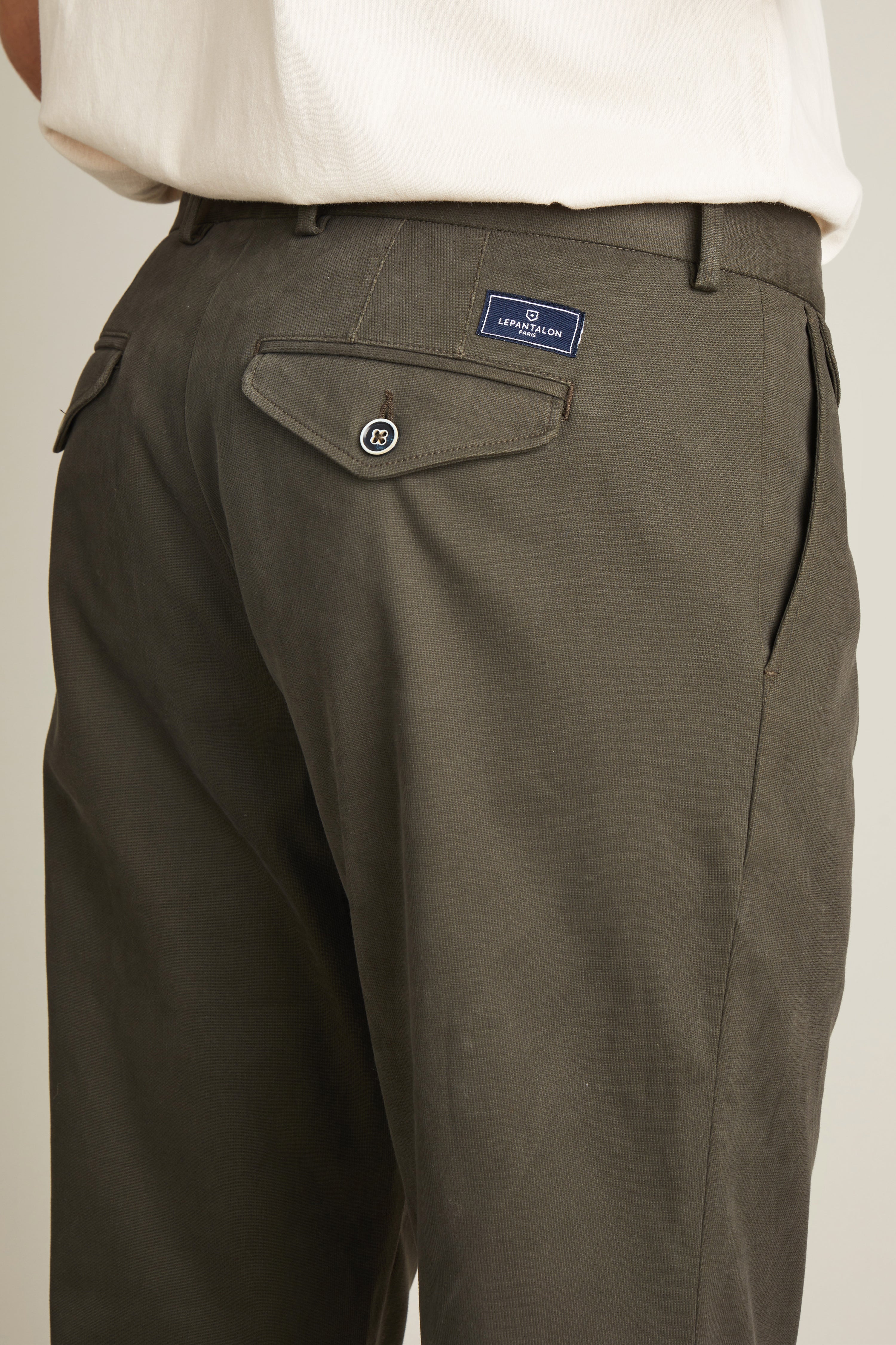 le-pantalon-chino-pinces-kaki-coton-coupe-carotte-homme image 3
