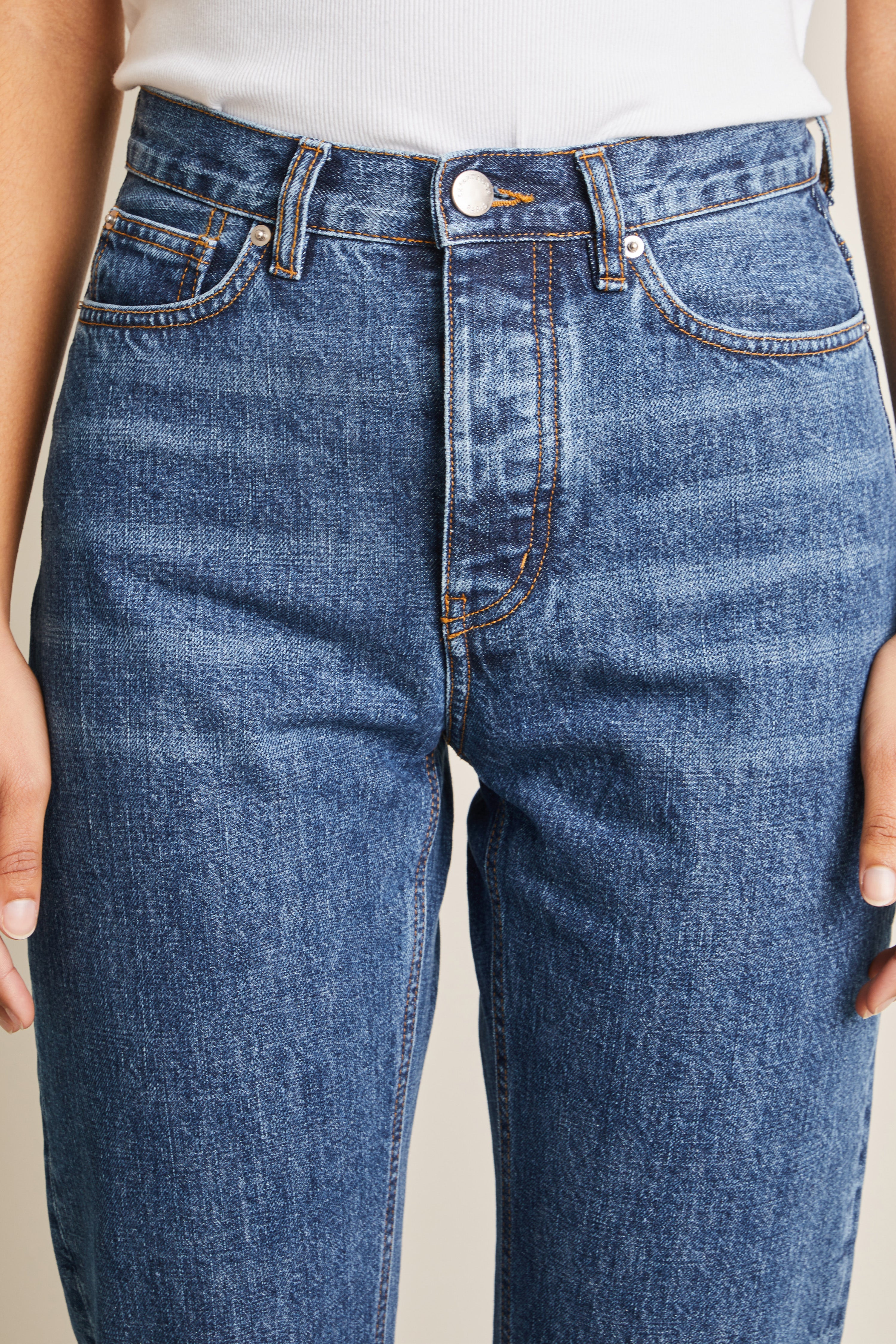 le-pantalon-jean-droit-bleu-v1-taille-haute-coton-bio image 3
