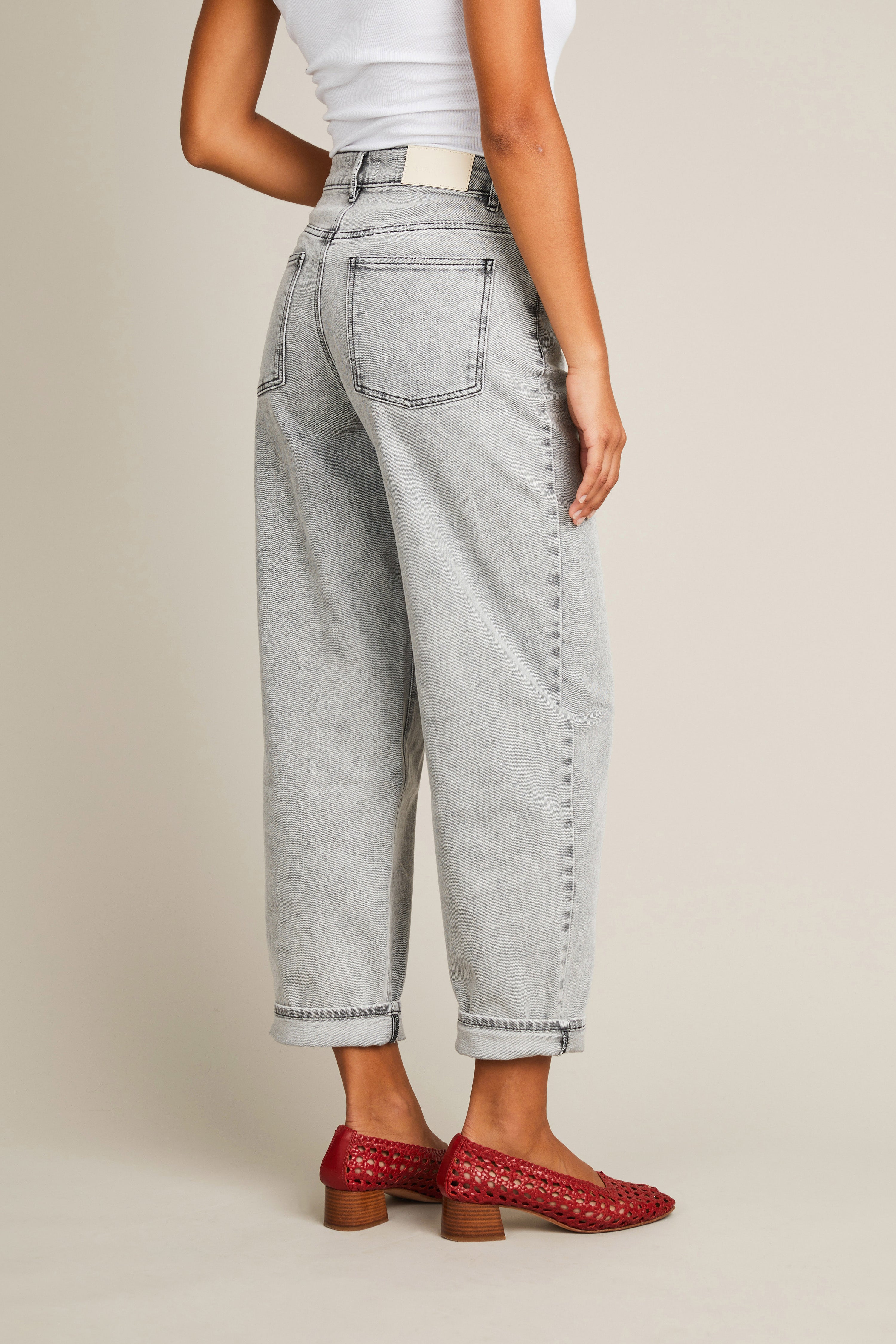 le-pantalon-balloon-jean-femme-noir-snow-black-coton-recycl image 5