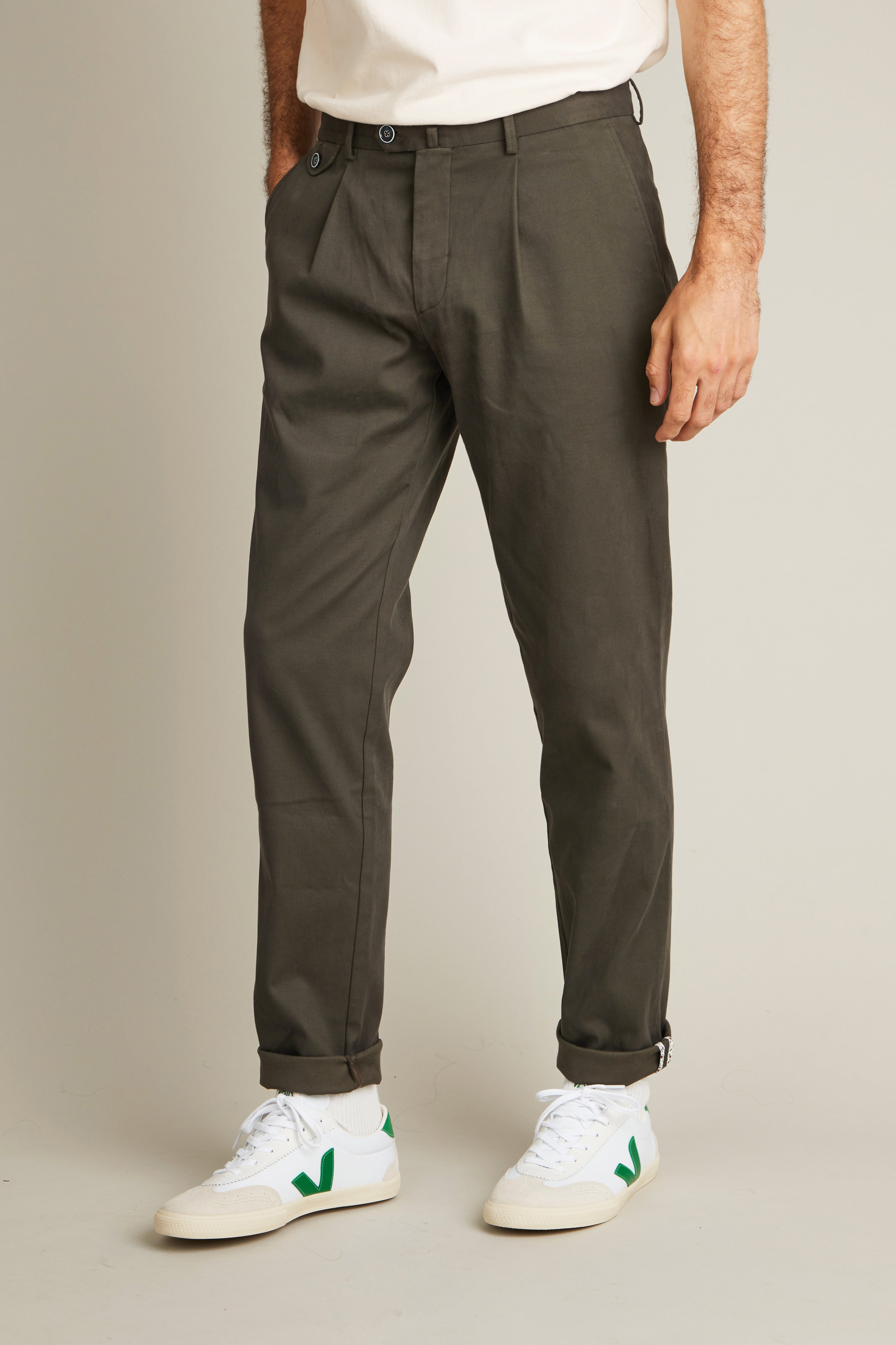 le-pantalon-chino-pinces-kaki-coton-coupe-carotte-homme image 5