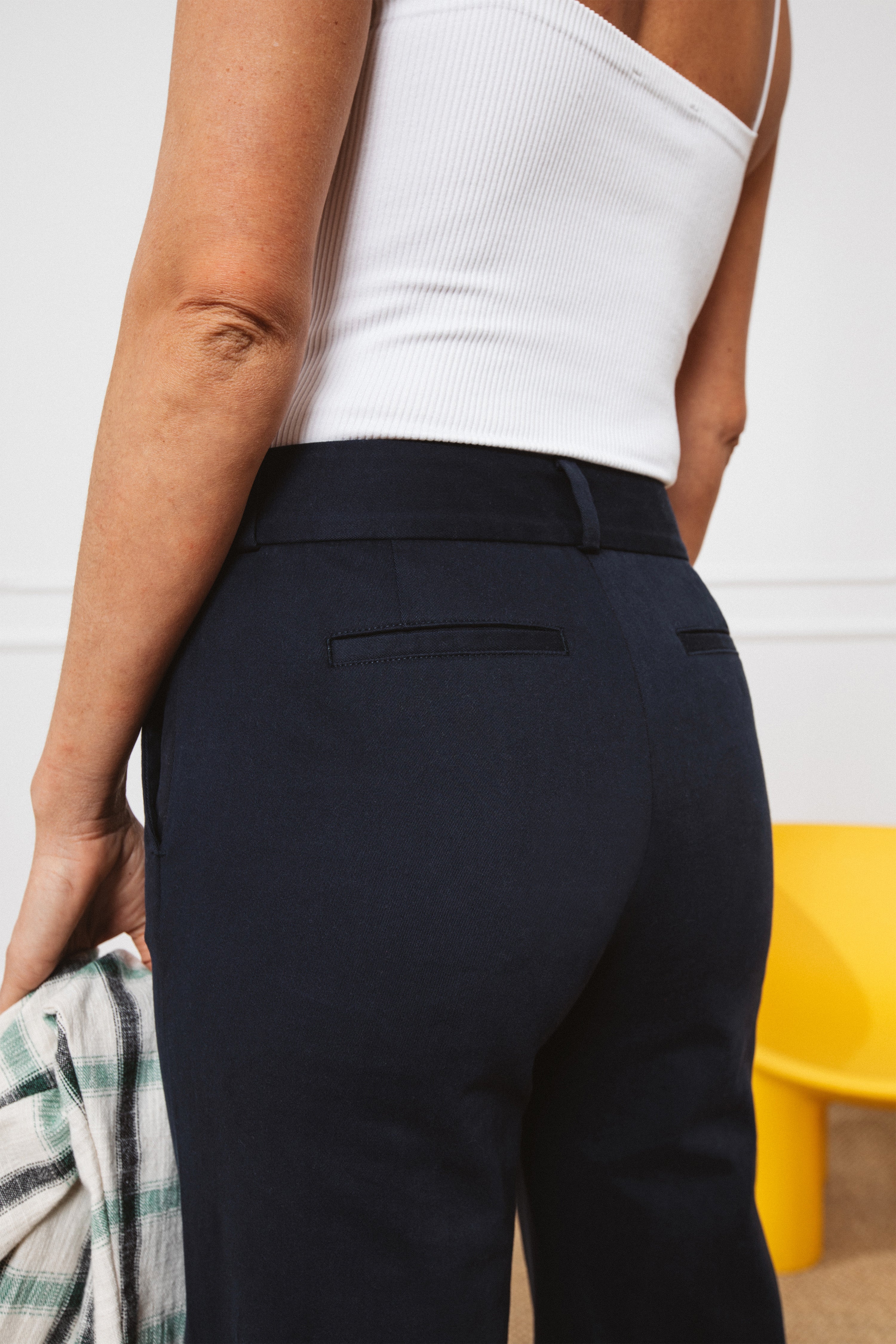le-pantalon-chino-bleu-marine-pantalon-femme-coton image 2