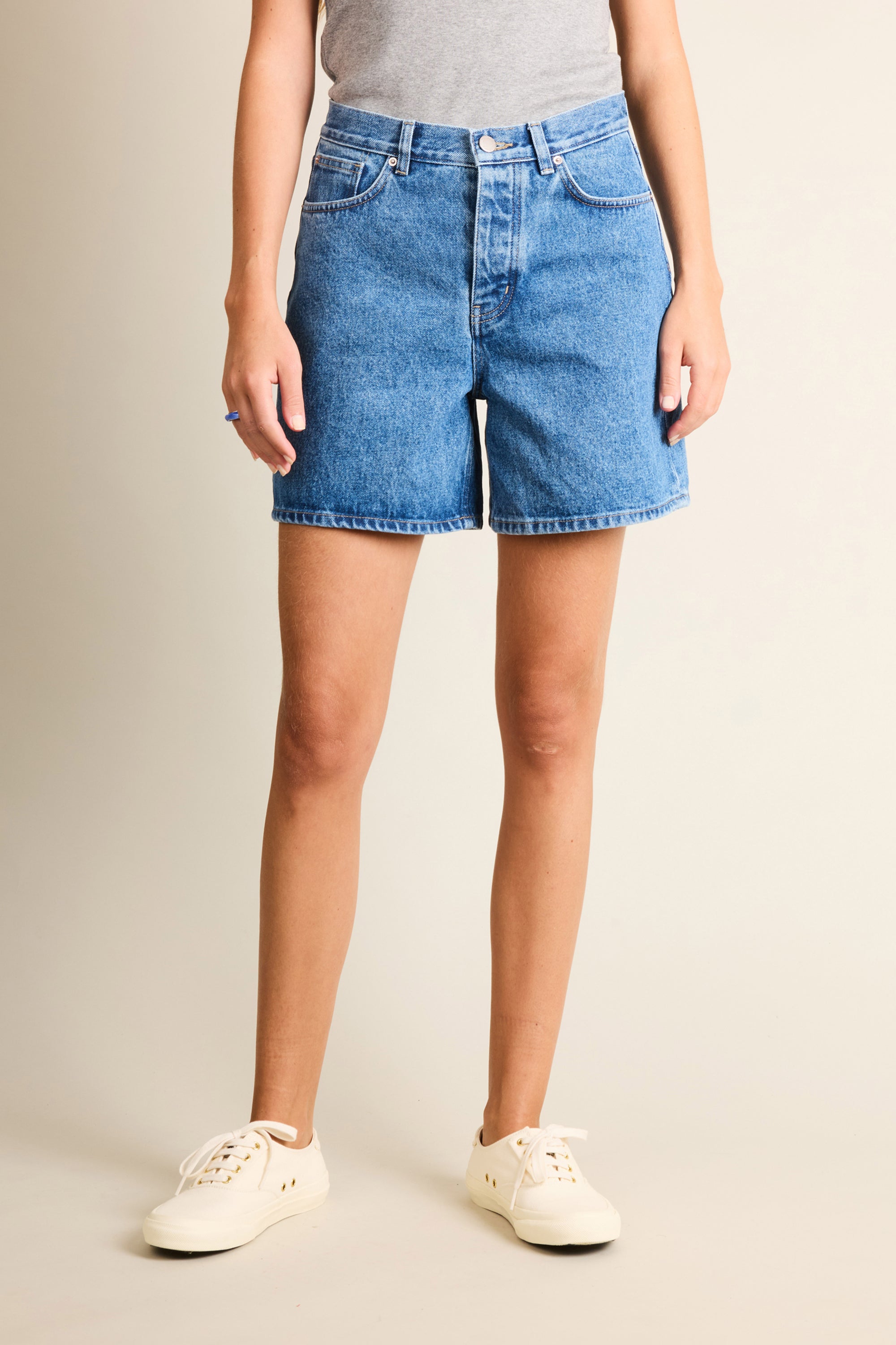 le-pantalon-short-en-jean-bleu-bermuda-femme-coton-bio image 6