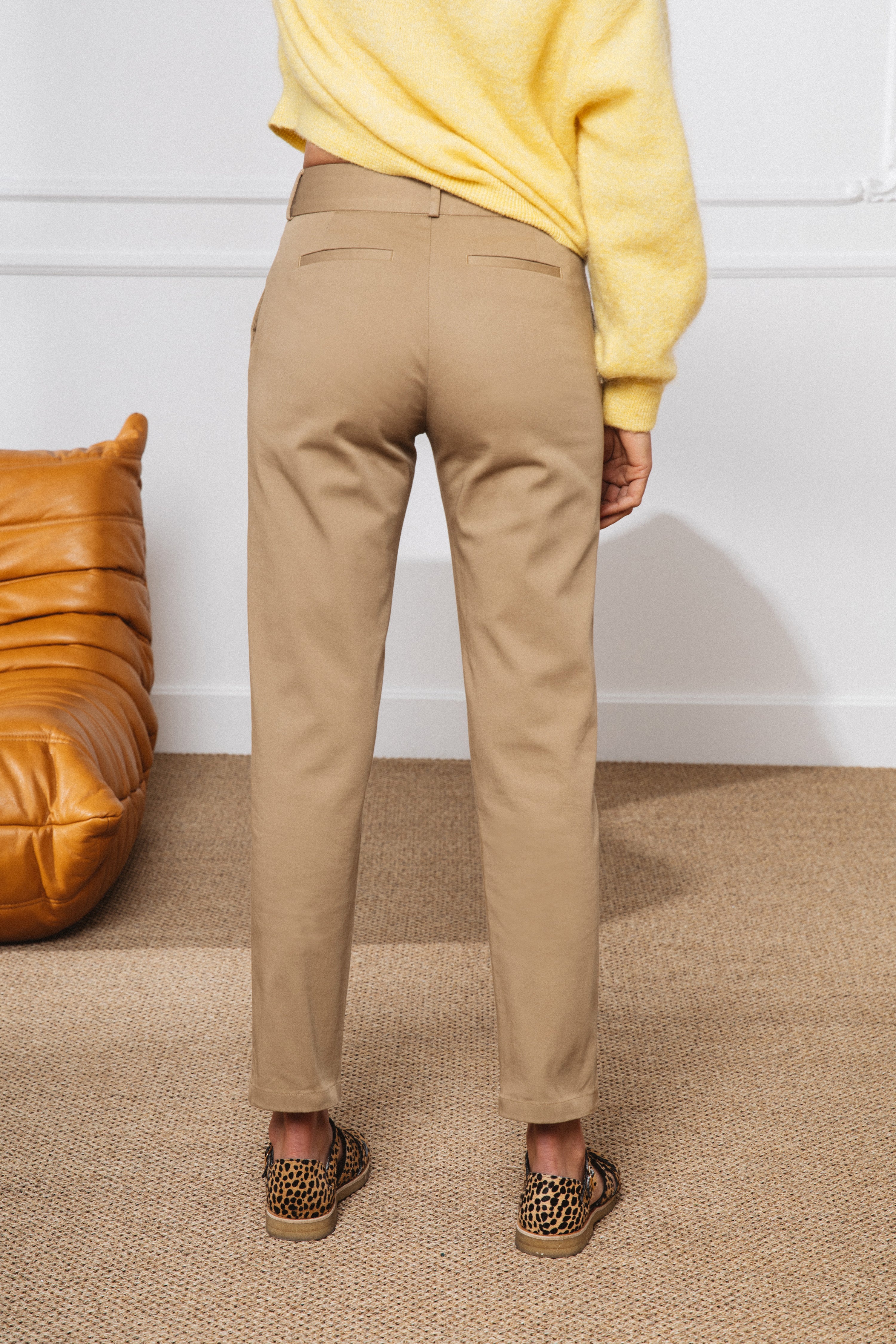 le-pantalon-carotte-chino-femme-beige-coton-bio-taille-haute image 6