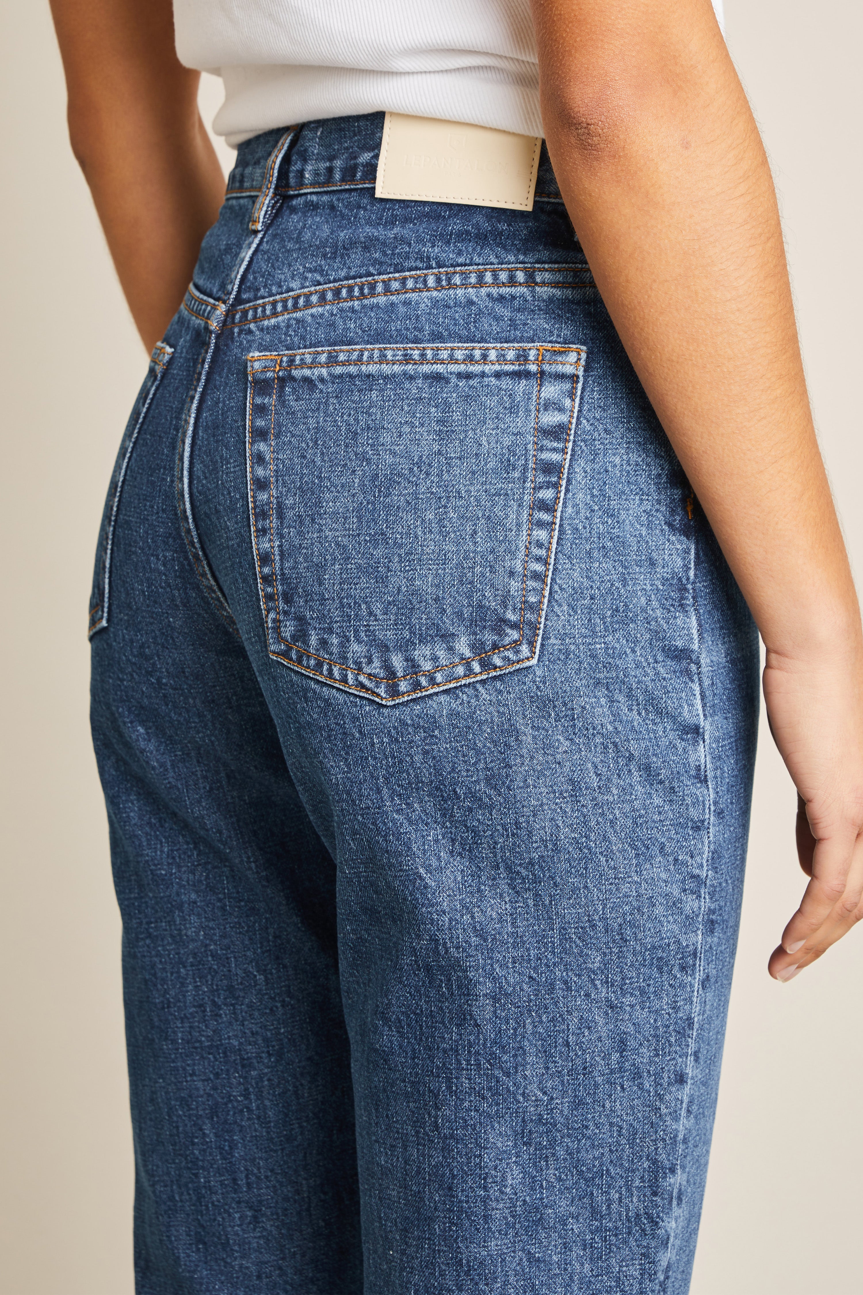 le-pantalon-jean-droit-bleu-v1-taille-haute-coton-bio image 2