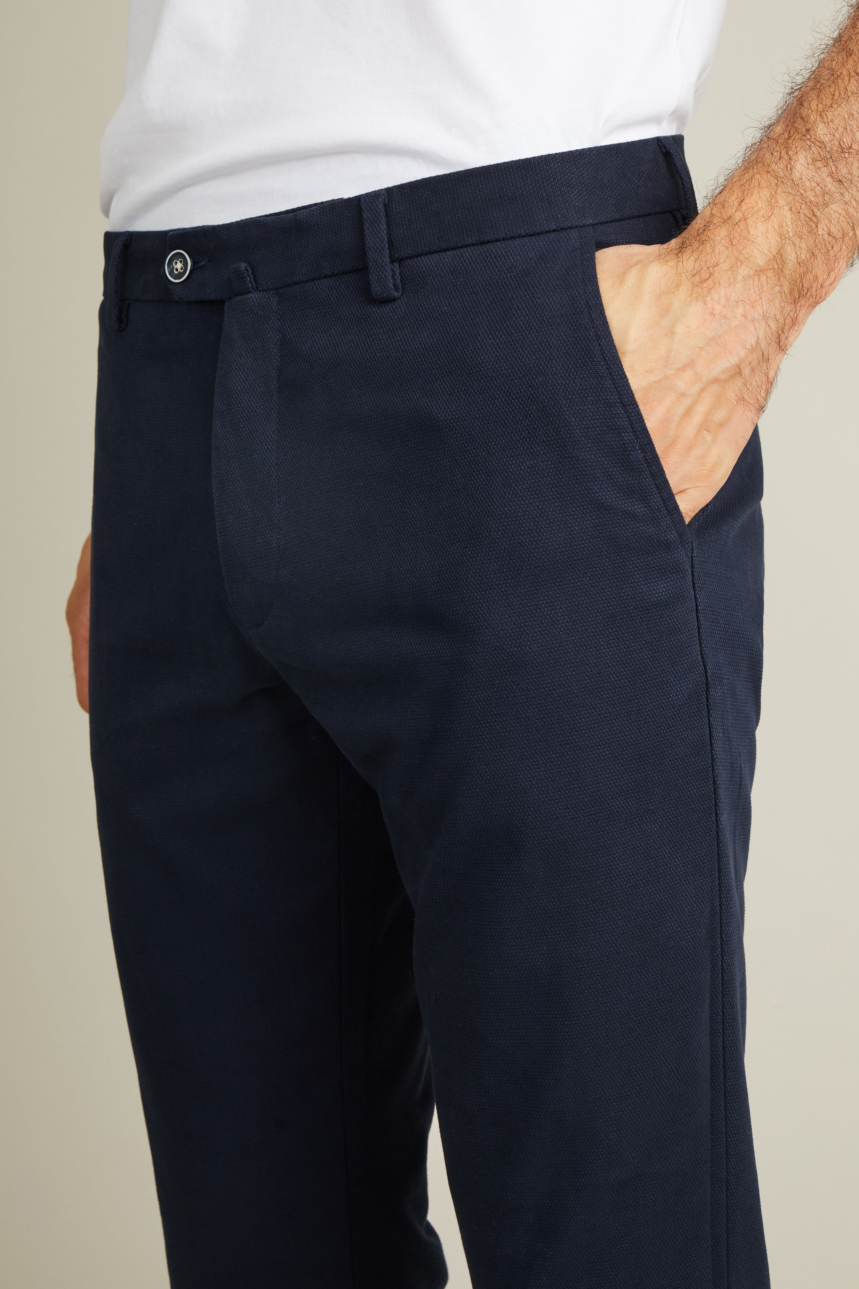 le-pantalon-chinos-homme-chino-bleu-marine-textur image 3