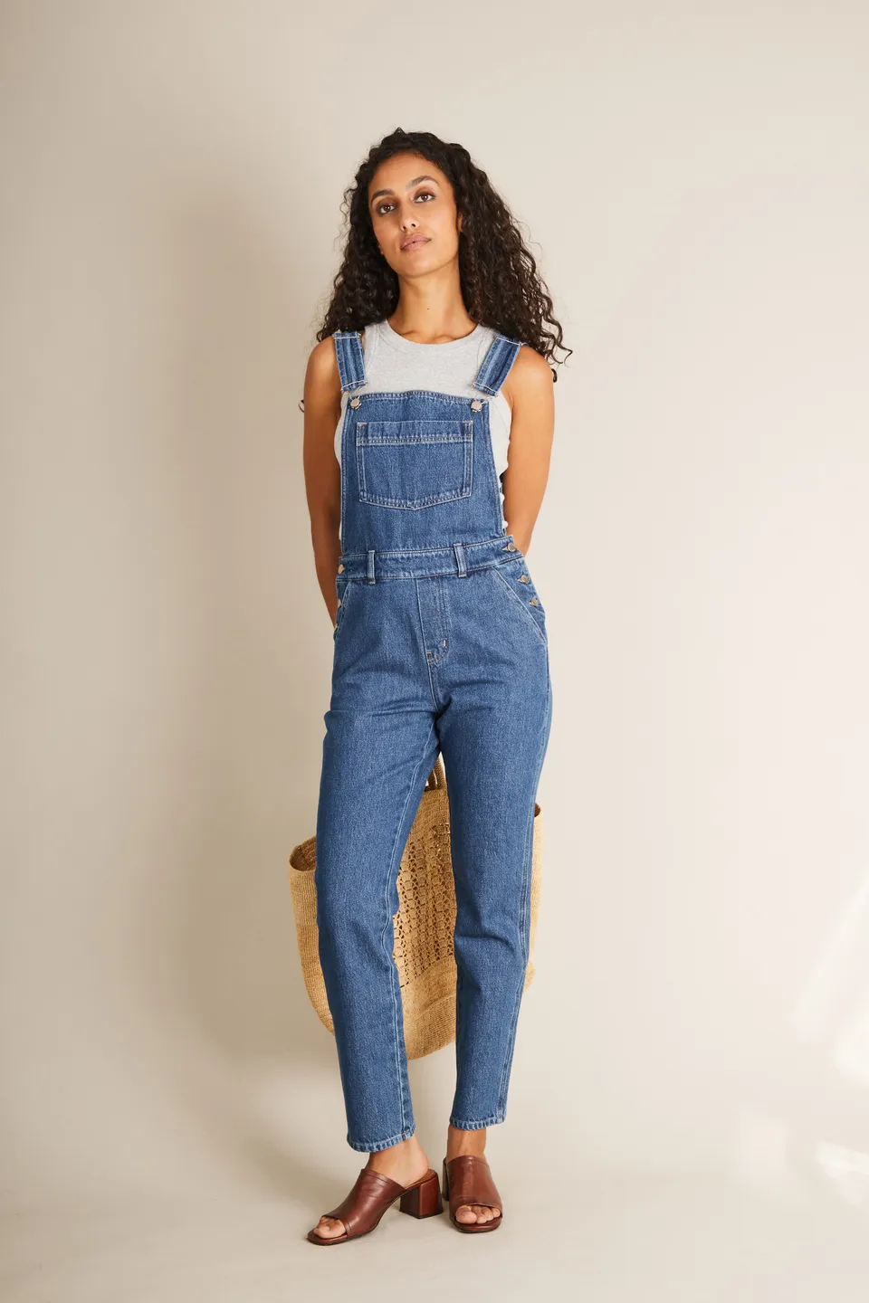 le-pantalon-salopette-bleue-salopette-femme-coton-bio image 1