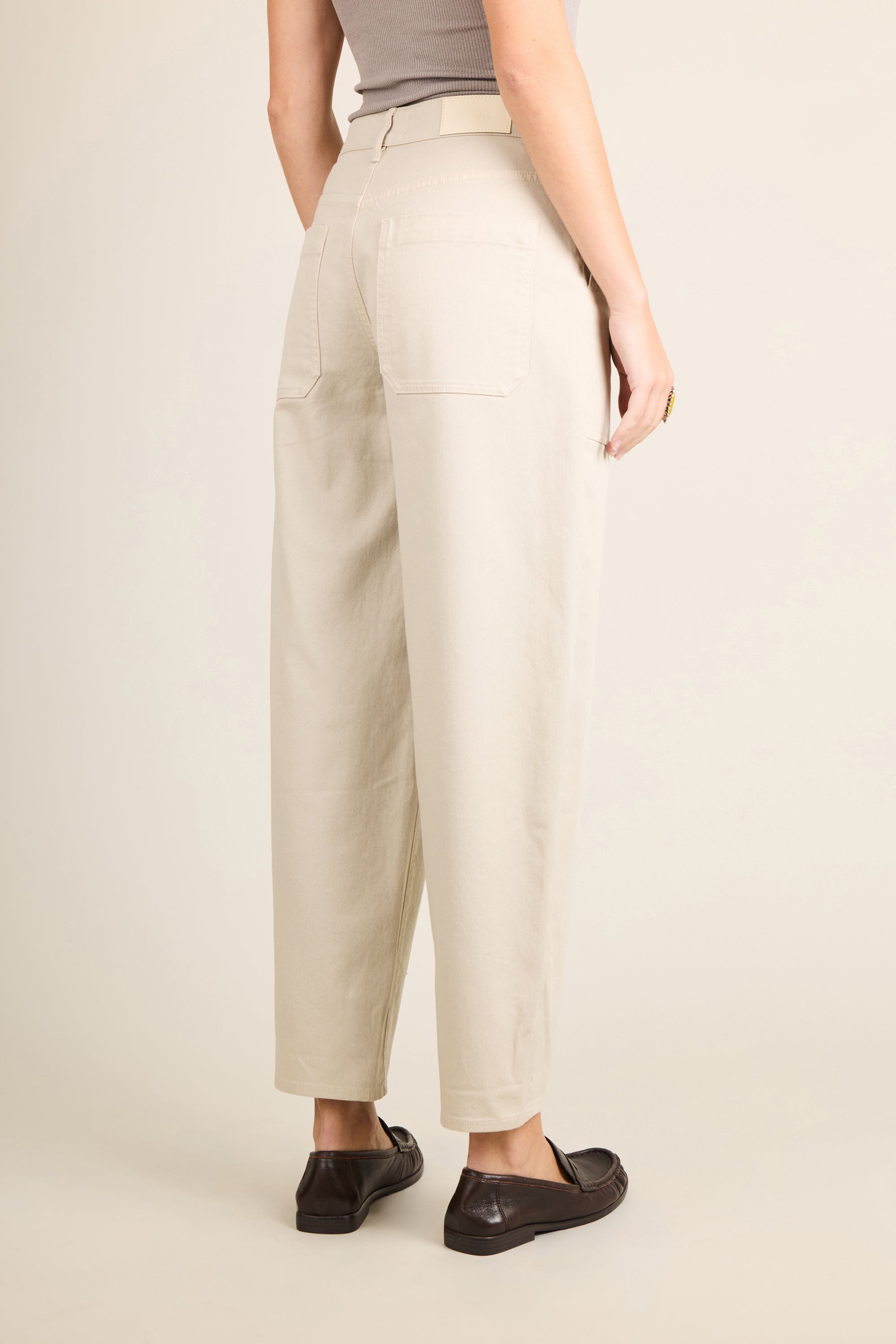 le-pantalon-jean-balloon-fatigue-sable-jean-femme image 4