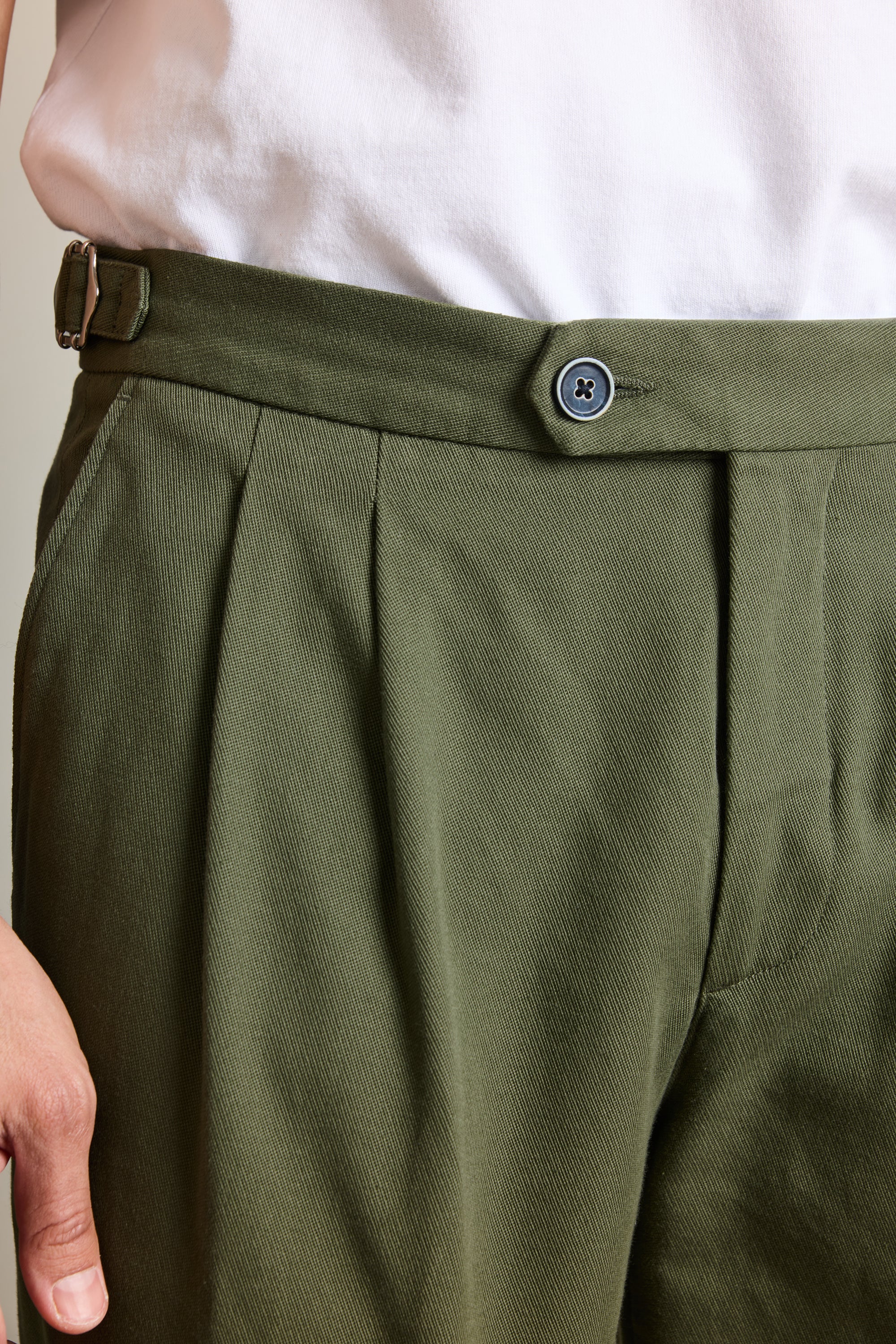 le-pantalon-chinos-homme-double-pinces-pantalon-kaki-coton image 2