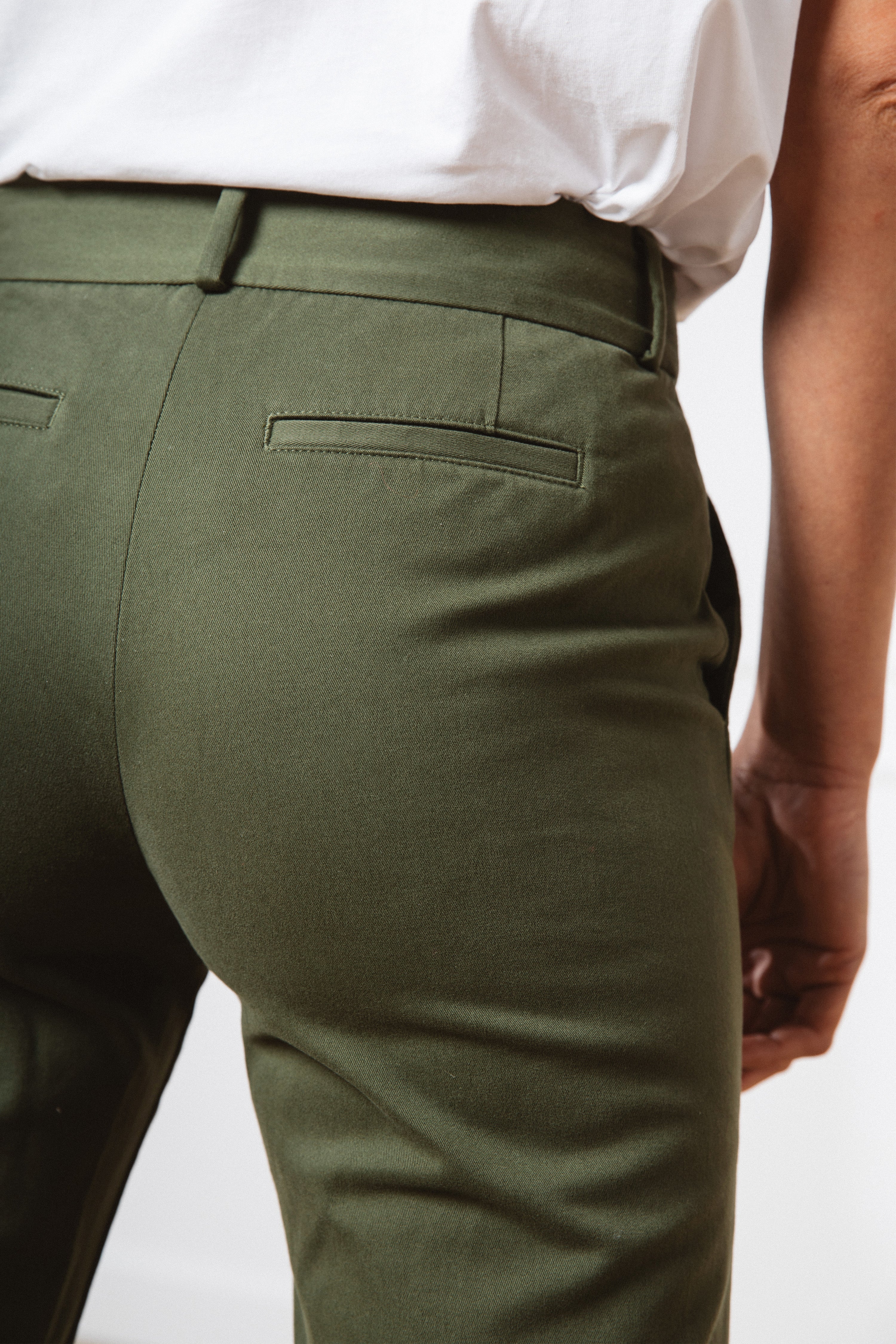 le-pantalon-chino-kaki-pantalon-femme-taille-haute-coton-bio image 2