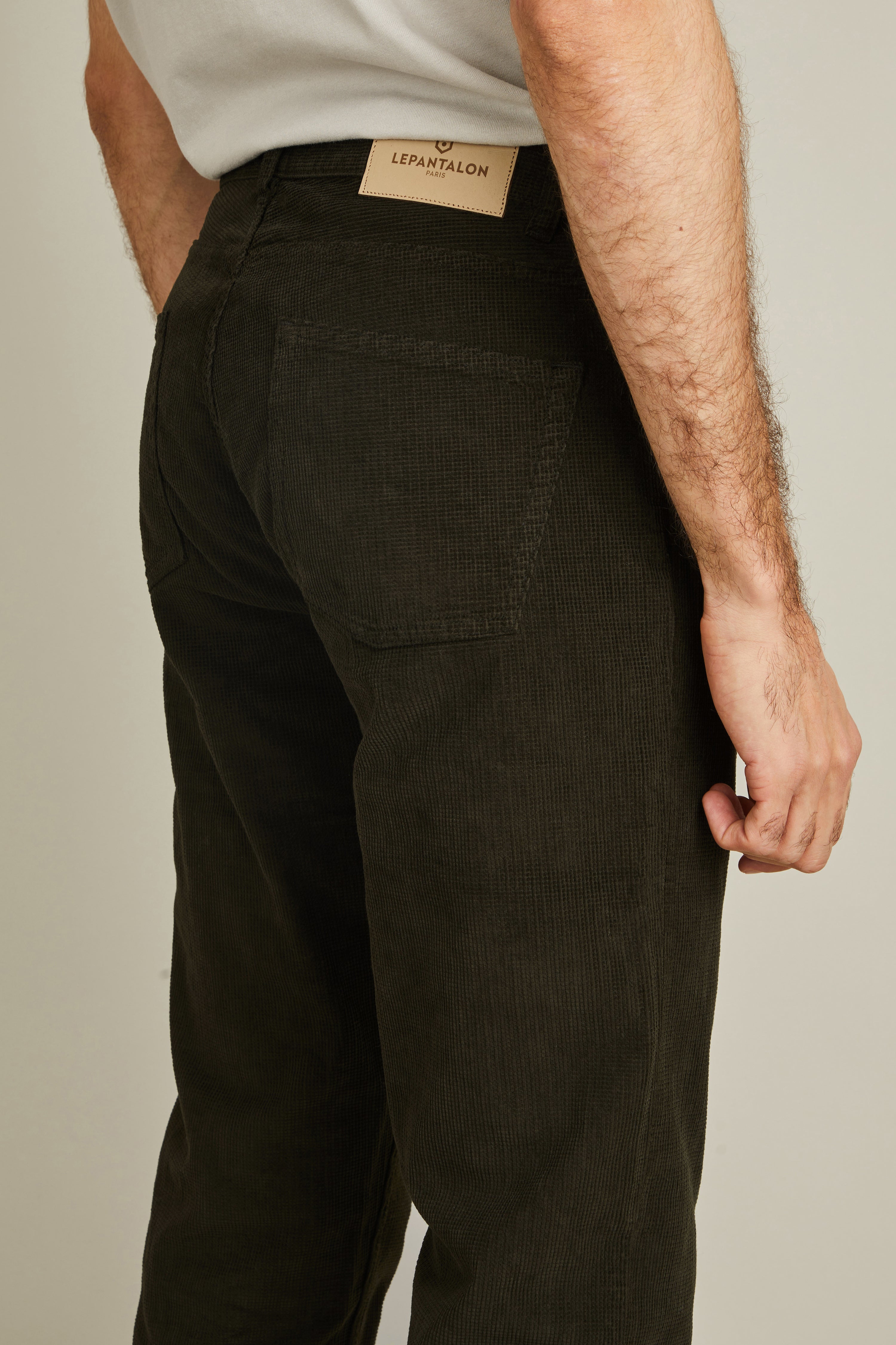 le-pantalon-5-poches-velours-kaki-homme-coton-bio image 2
