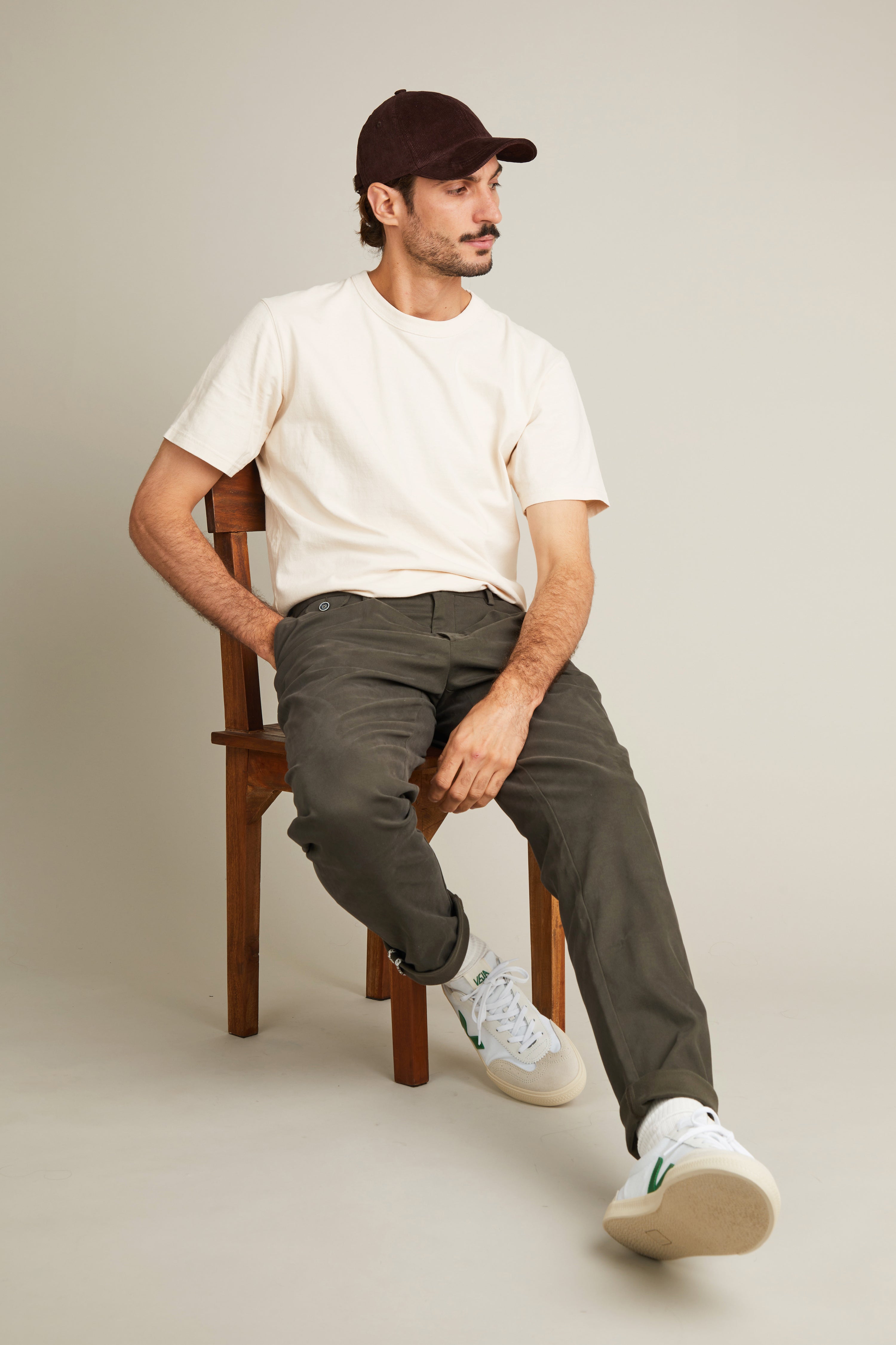 le-pantalon-chino-pinces-kaki-coton-coupe-carotte-homme image 7