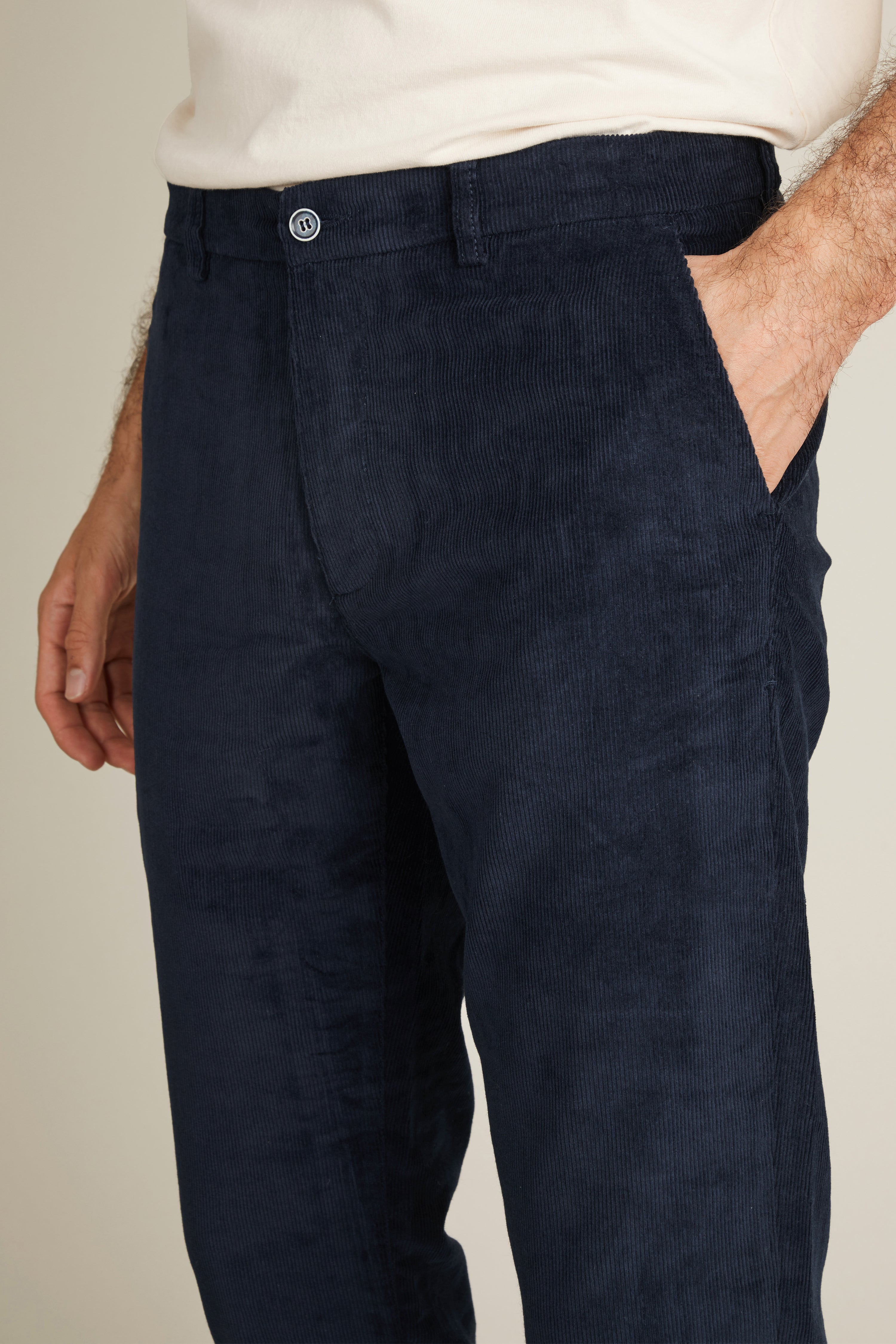 le-pantalon-chino-velours-bleu-marine-semi-slim-stretch image 4