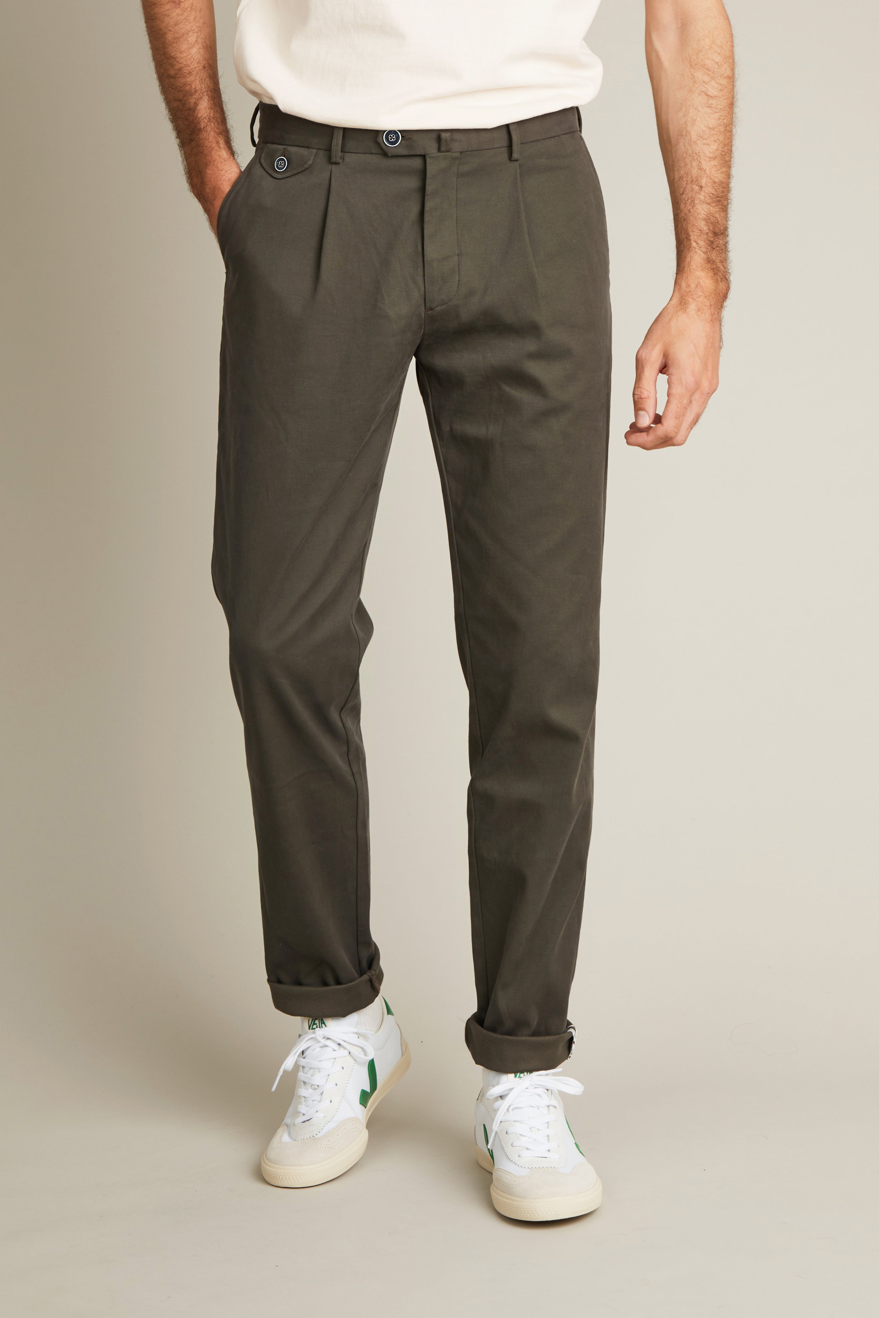 le-pantalon-chino-pinces-kaki-coton-coupe-carotte-homme image 1