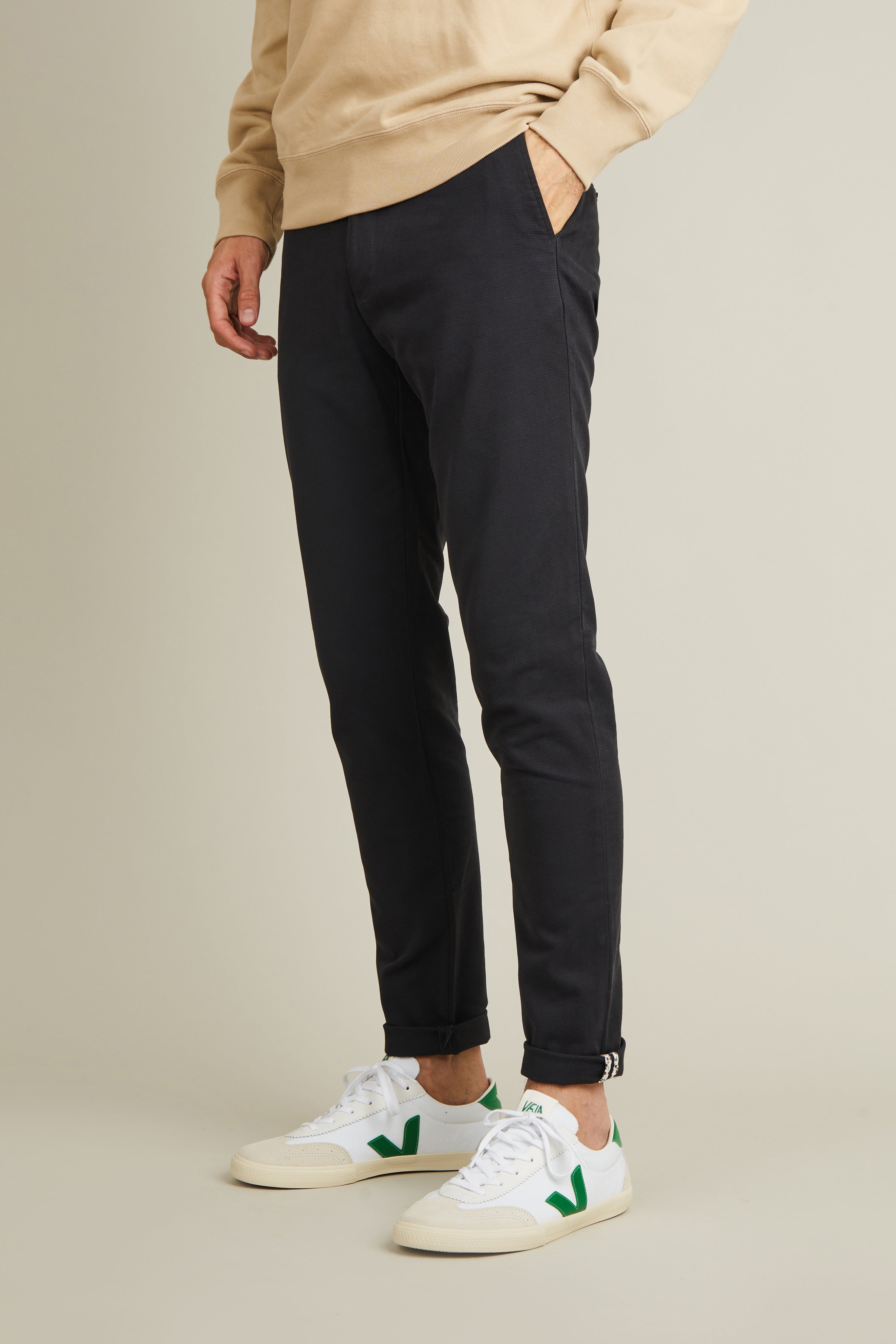 le-pantalon-chinos-homme-textur-gris-anthracite-gots image 4