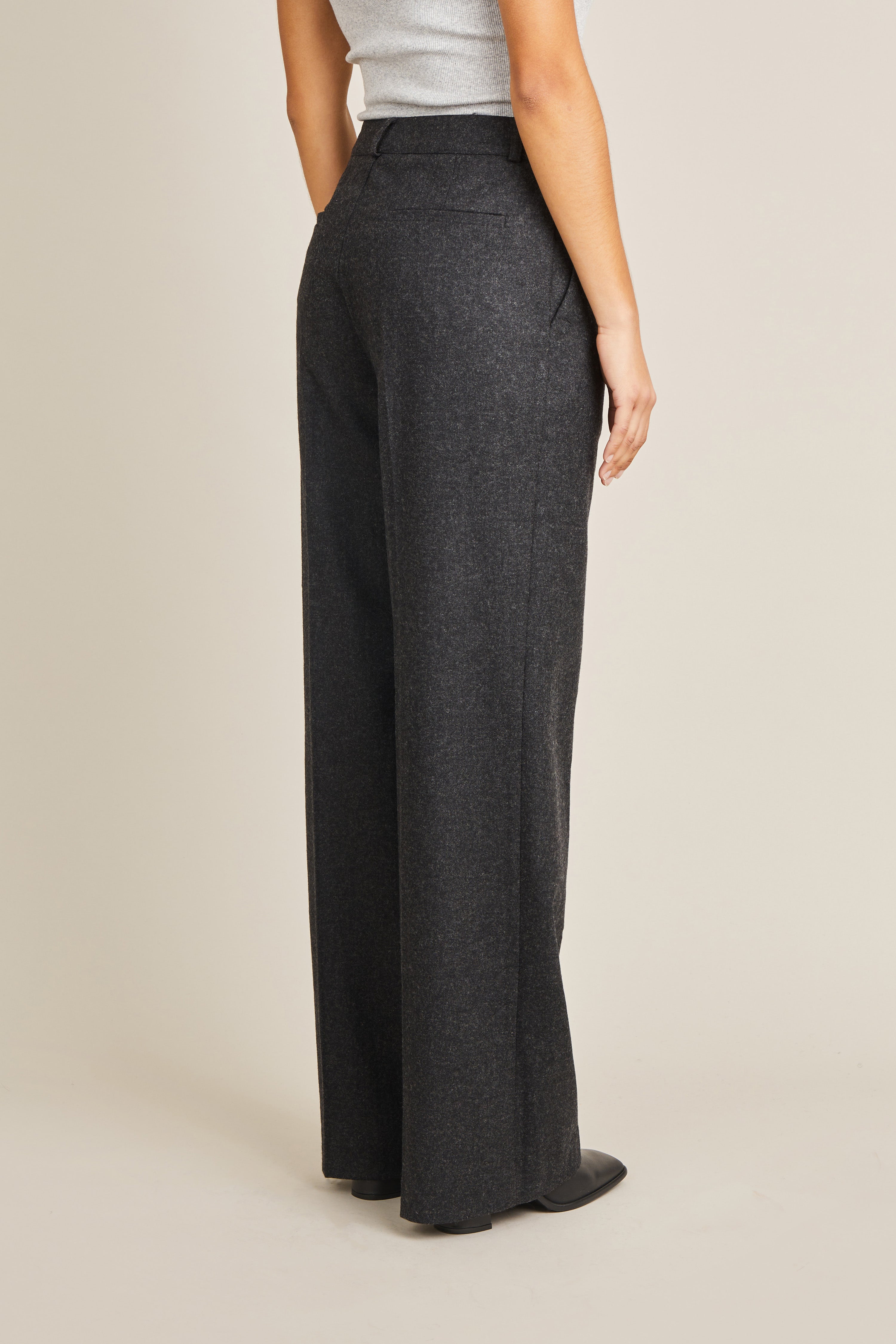 le-pantalon-palazzo-flanelle-gris-anthracite-laine image 4