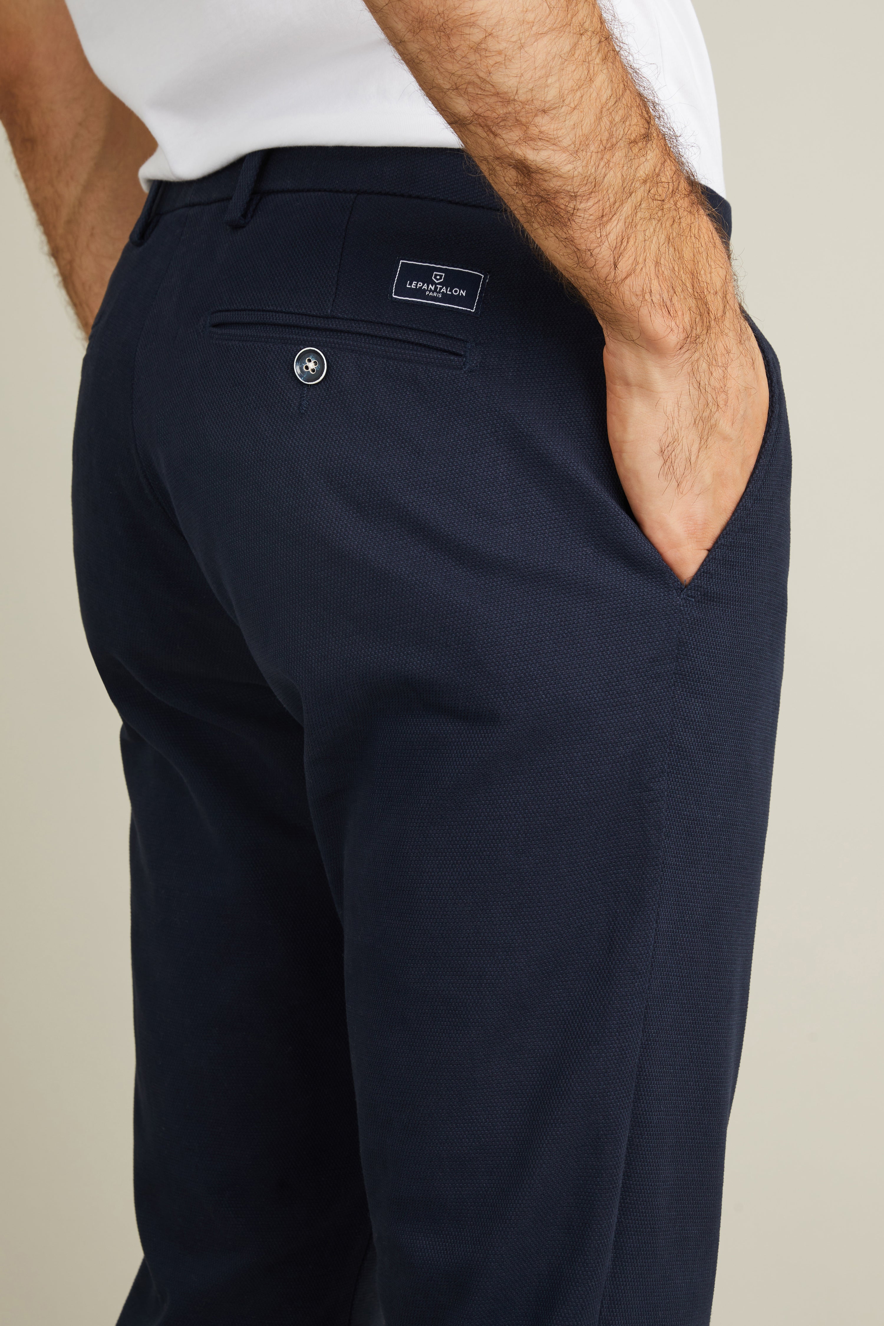 le-pantalon-chinos-homme-chino-bleu-marine-textur image 2
