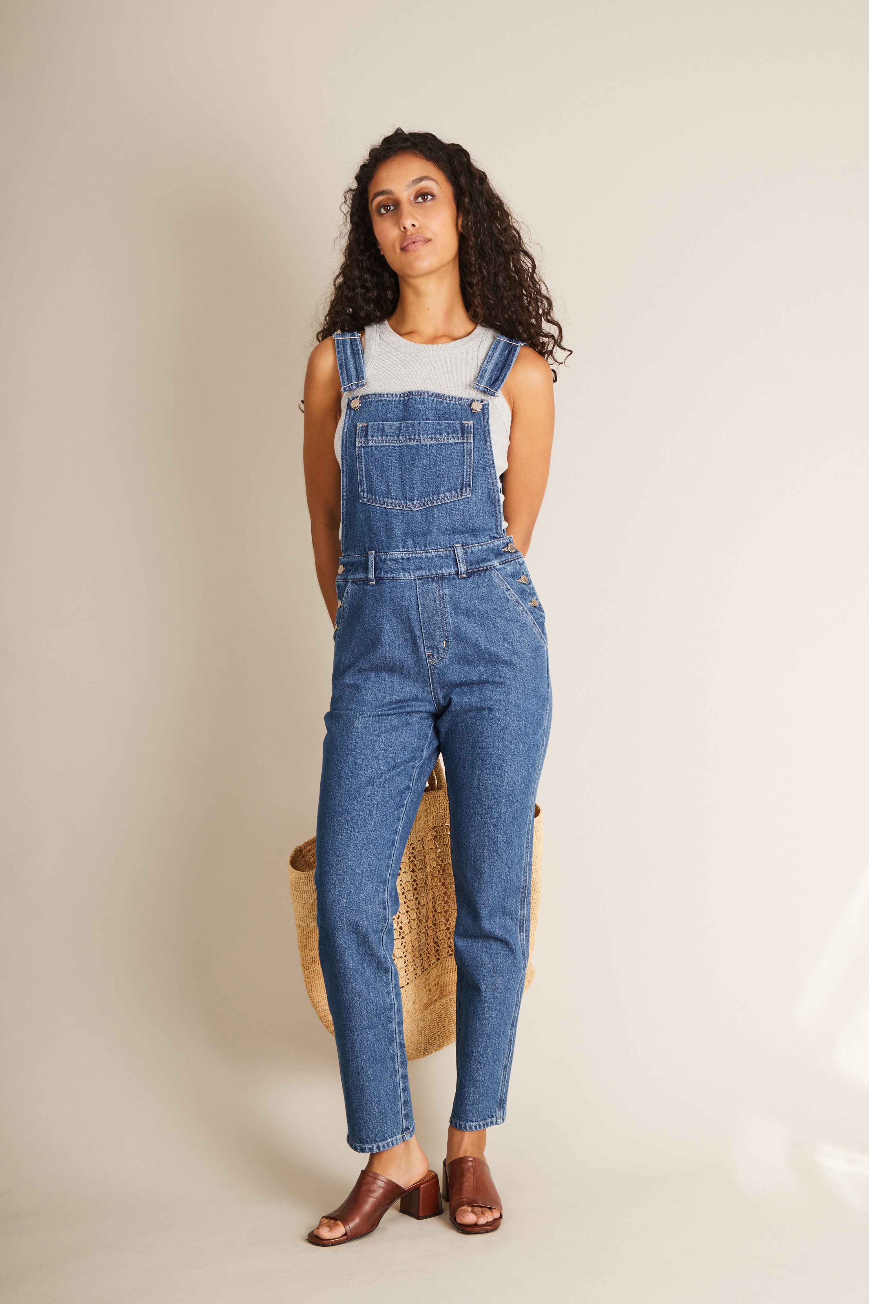 le-pantalon-salopette-bleue-salopette-femme-coton-bio image 1