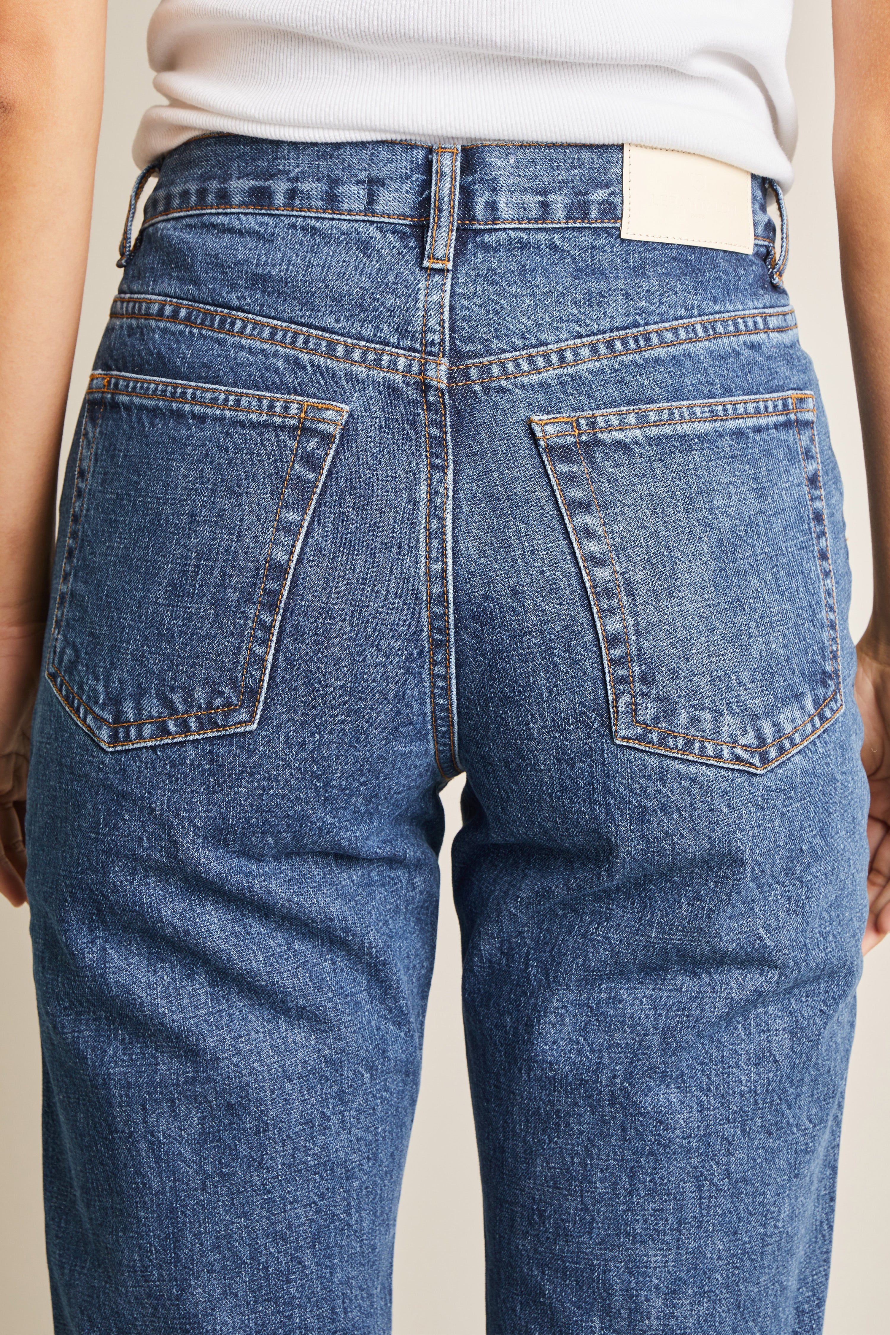 le-pantalon-jean-droit-bleu-v1-taille-haute-coton-bio image 6