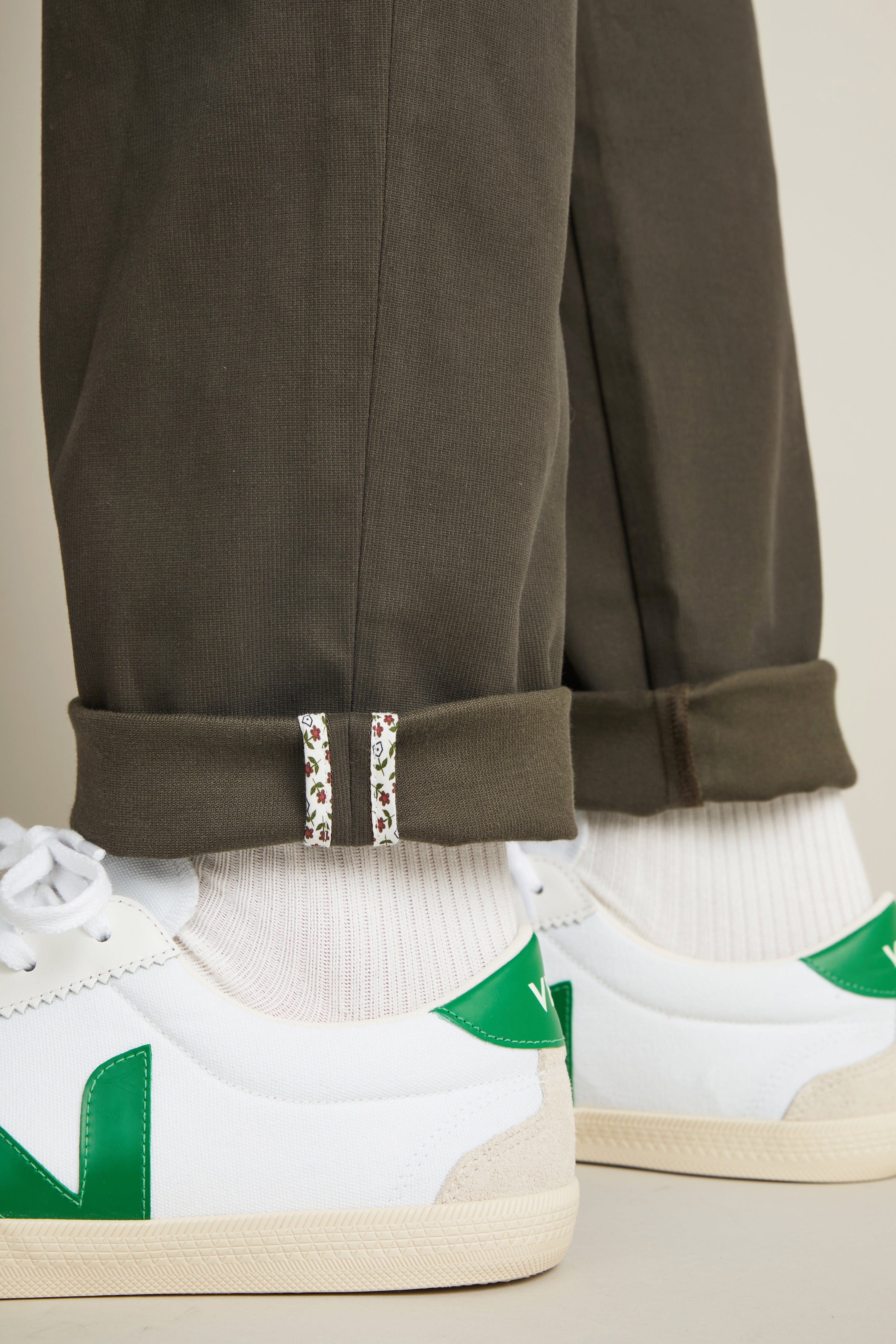 le-pantalon-chino-pinces-kaki-coton-coupe-carotte-homme image 6
