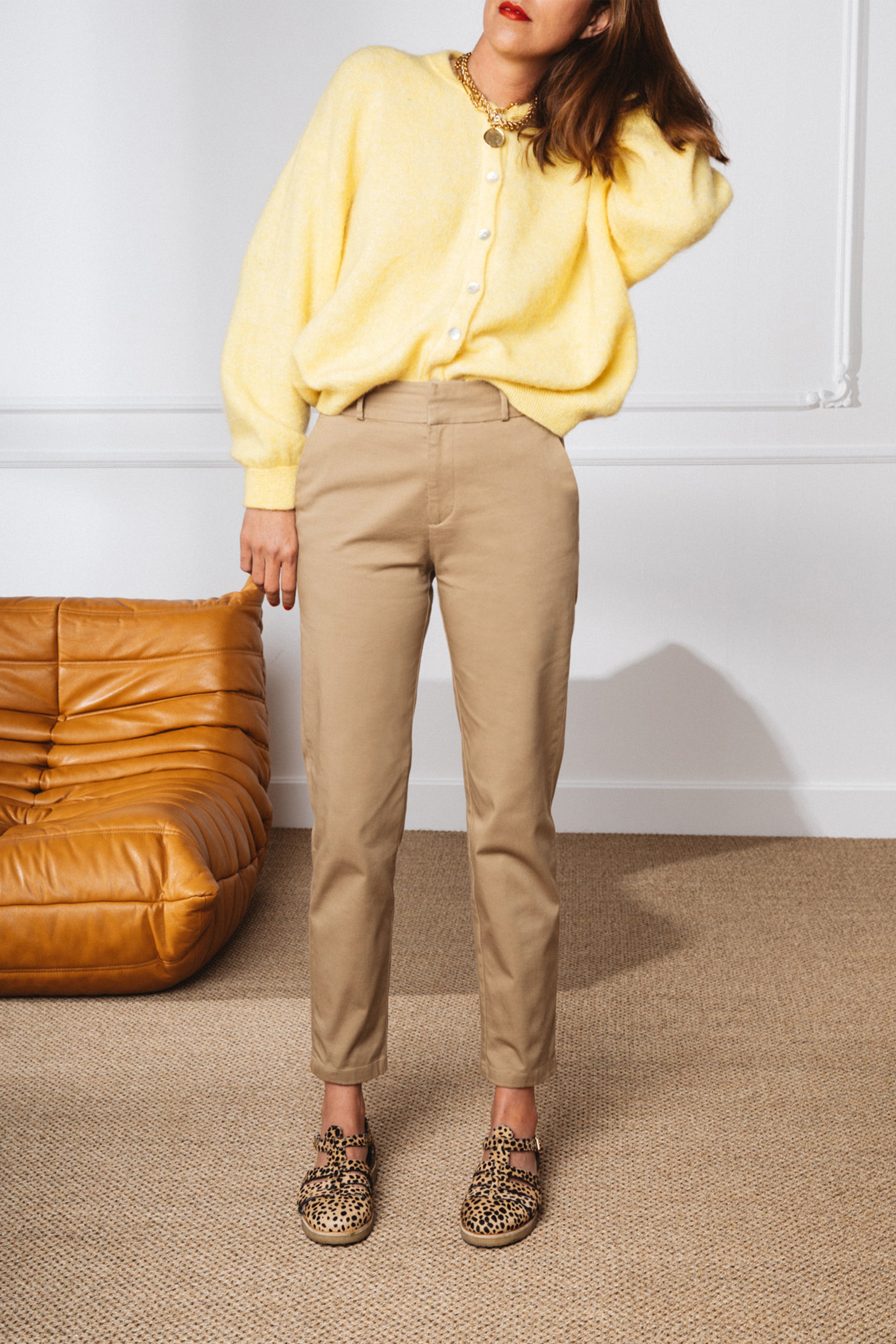 le-pantalon-carotte-chino-femme-beige-coton-bio-taille-haute image 4